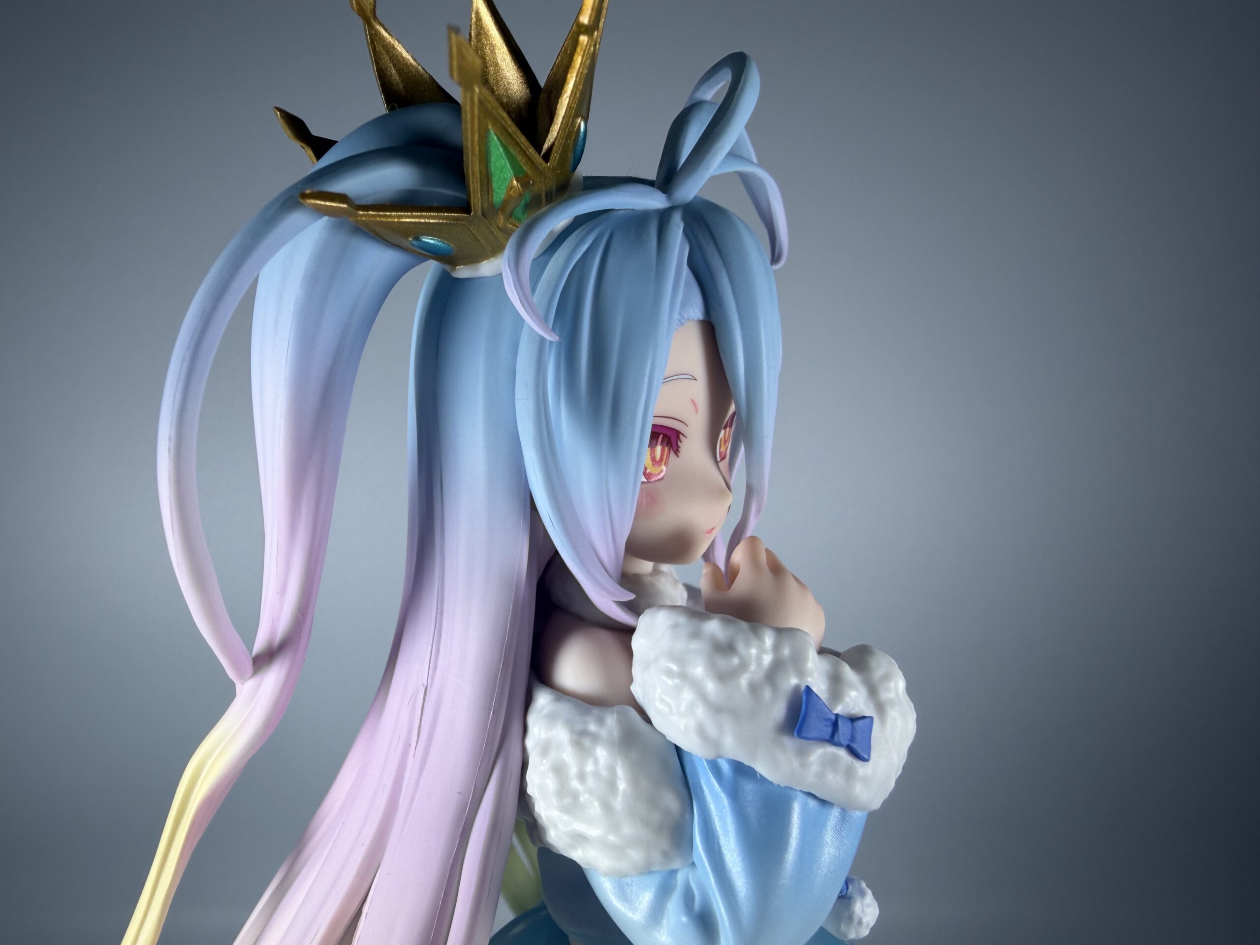 TENITOL 白フィギュアの横顔（左側）