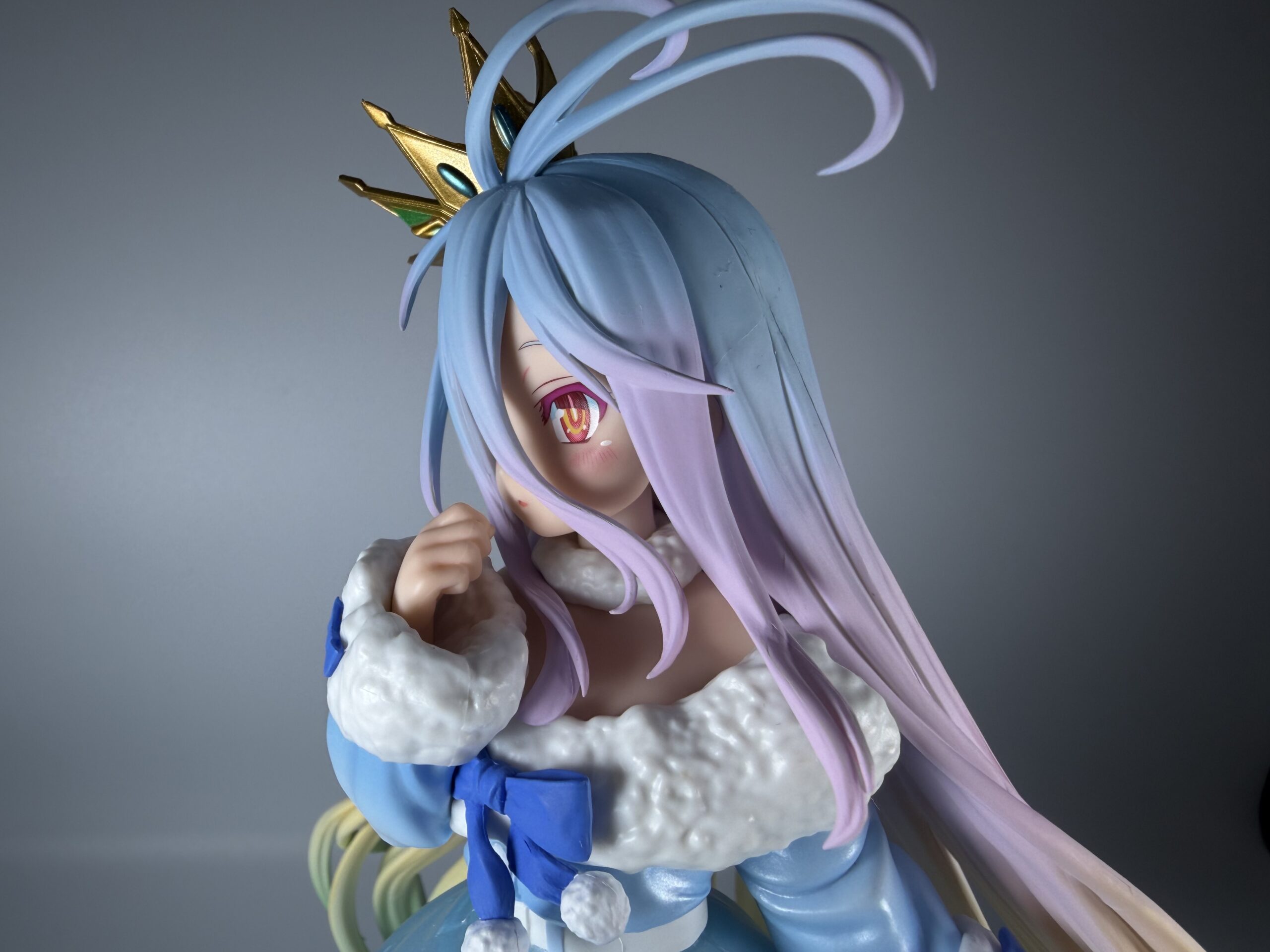 TENITOL 白フィギュアの横顔（右側）