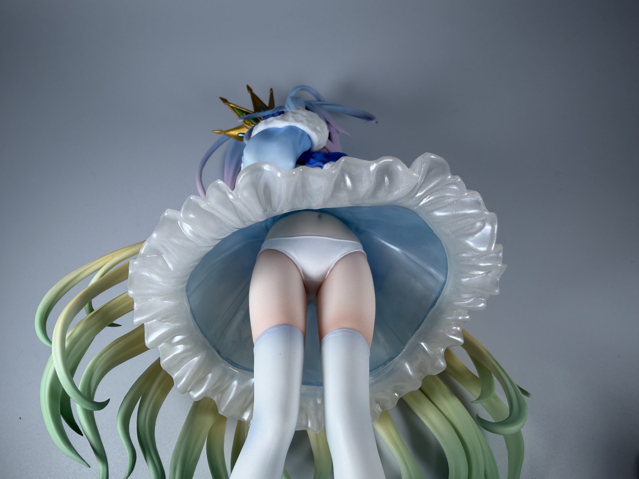 TENITOL 白フィギュアのスカートを下から見た画像
