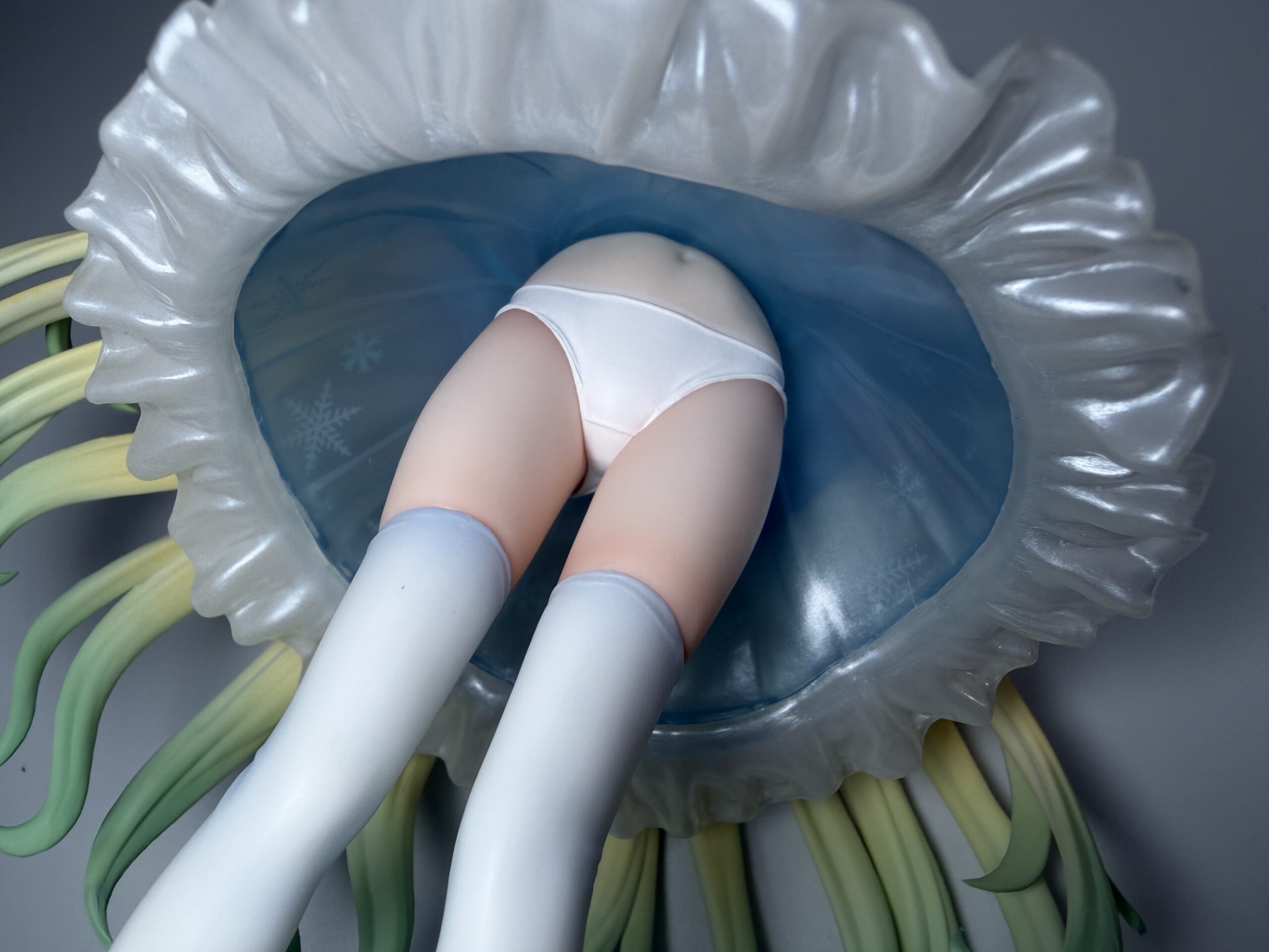 TENITOL 白フィギュアのパンツ