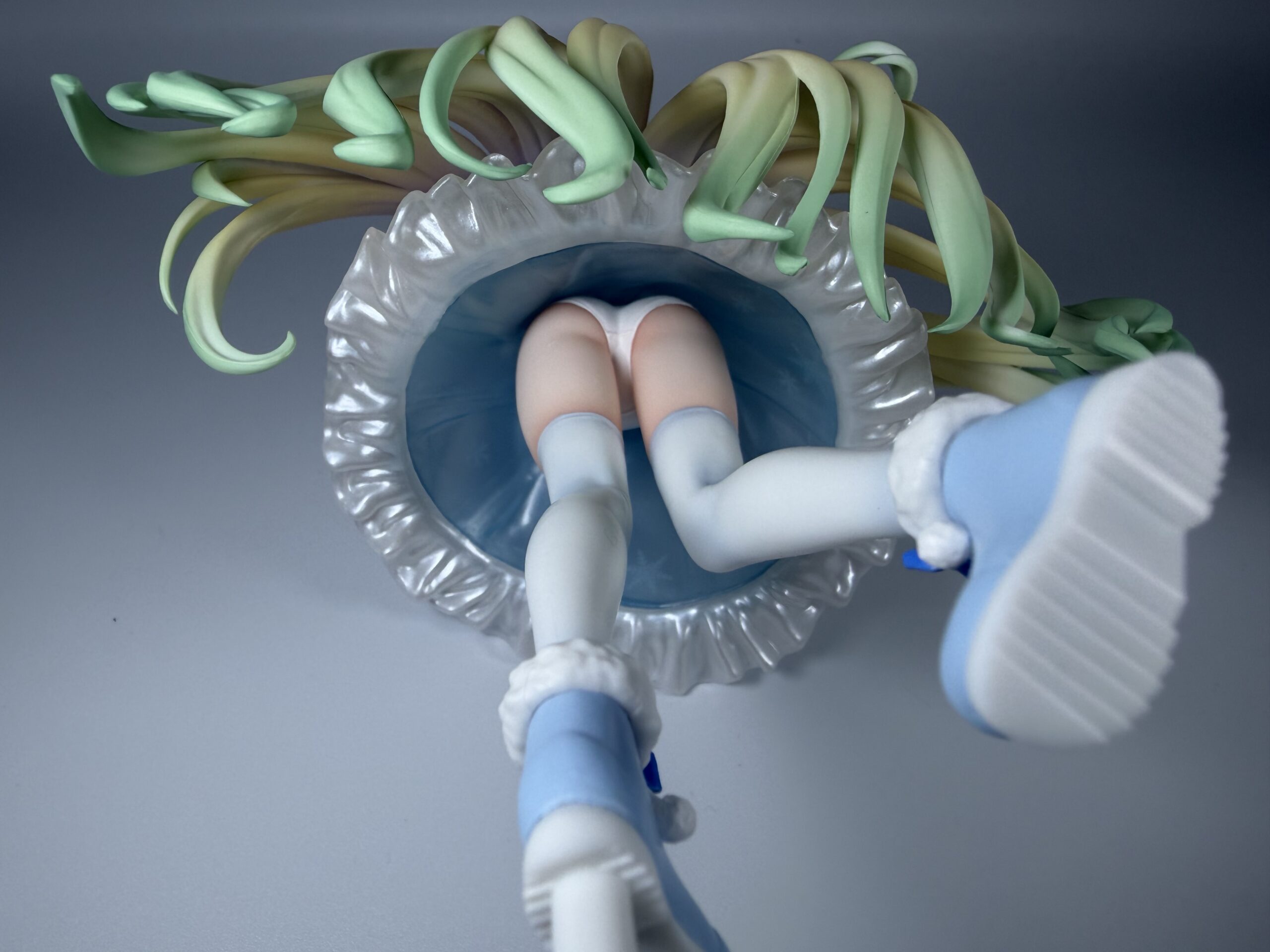 TENITOL 白フィギュアのスカートを後ろから見た画像