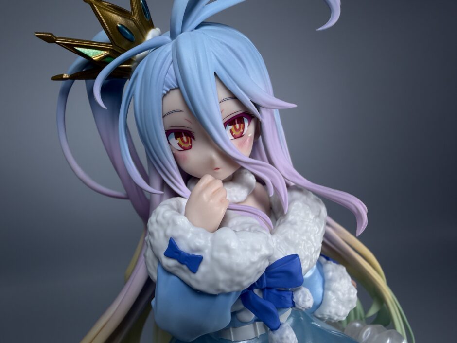 TENITOL 白フィギュアの上半身アップ