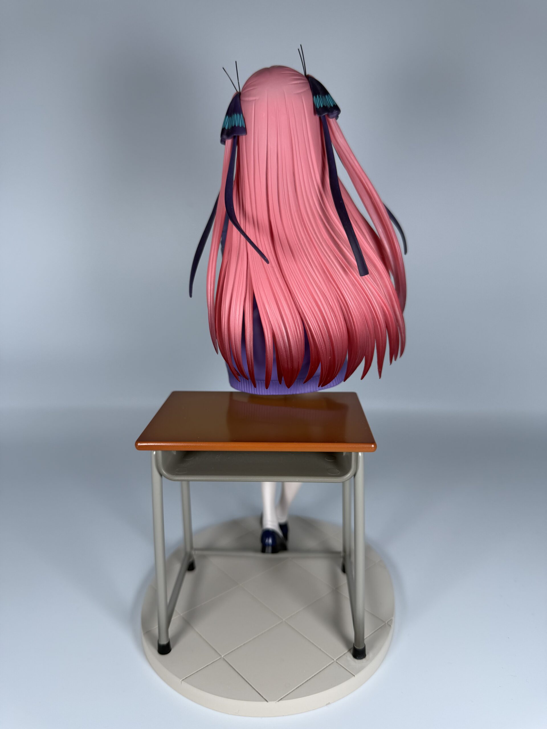 コトブキヤの二乃フィギュアの後ろから見た画像