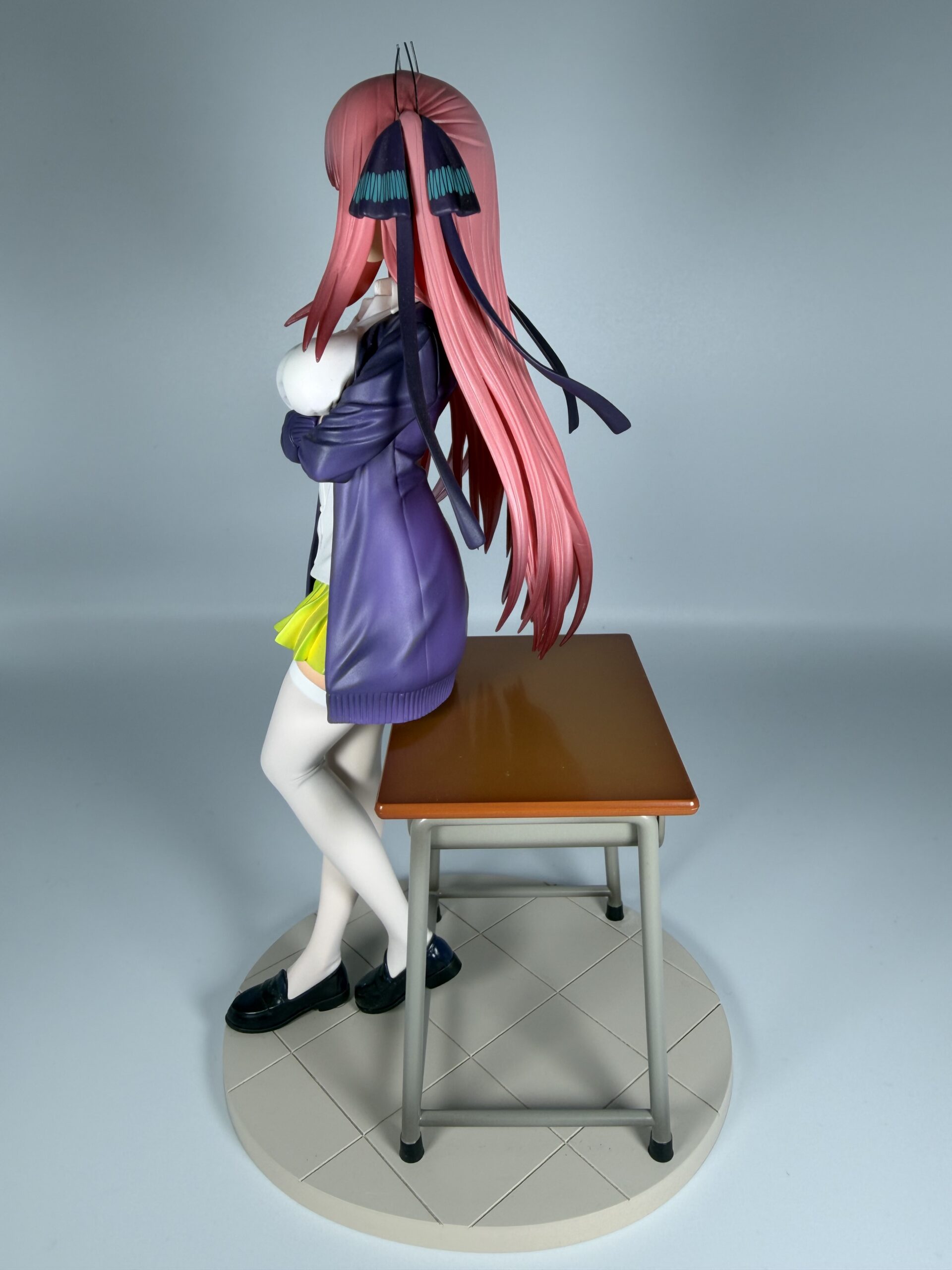 コトブキヤの二乃フィギュアの右から見た画像