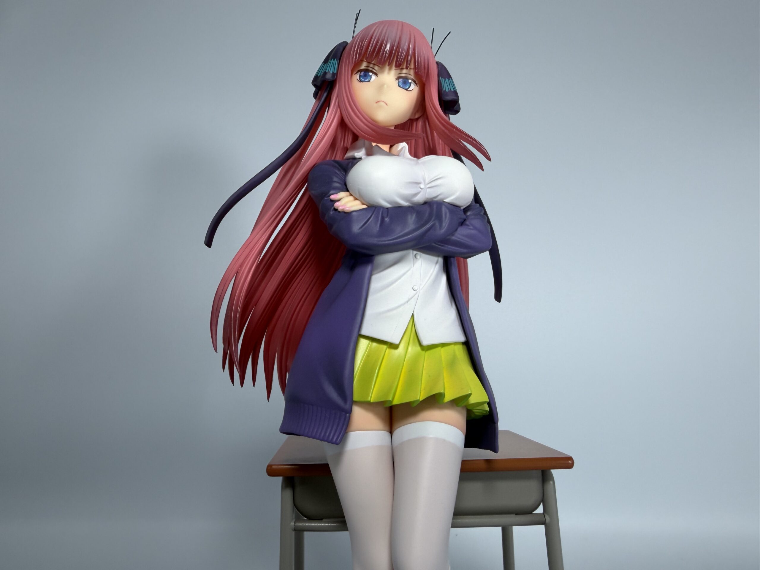 コトブキヤの二乃フィギュアの近めに下から見た画像