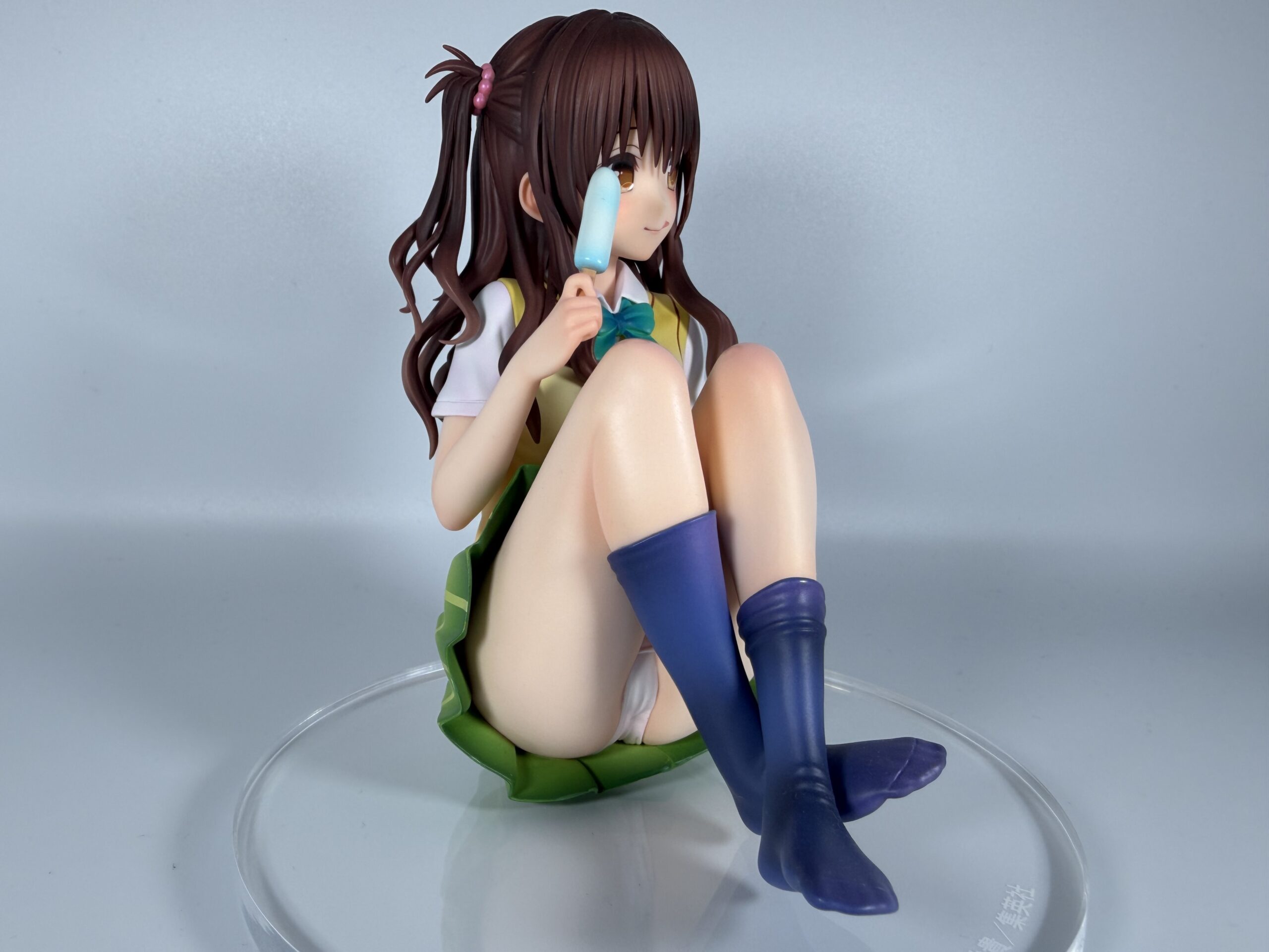 結城美柑 高校生verフォギュアを斜めから見た写真