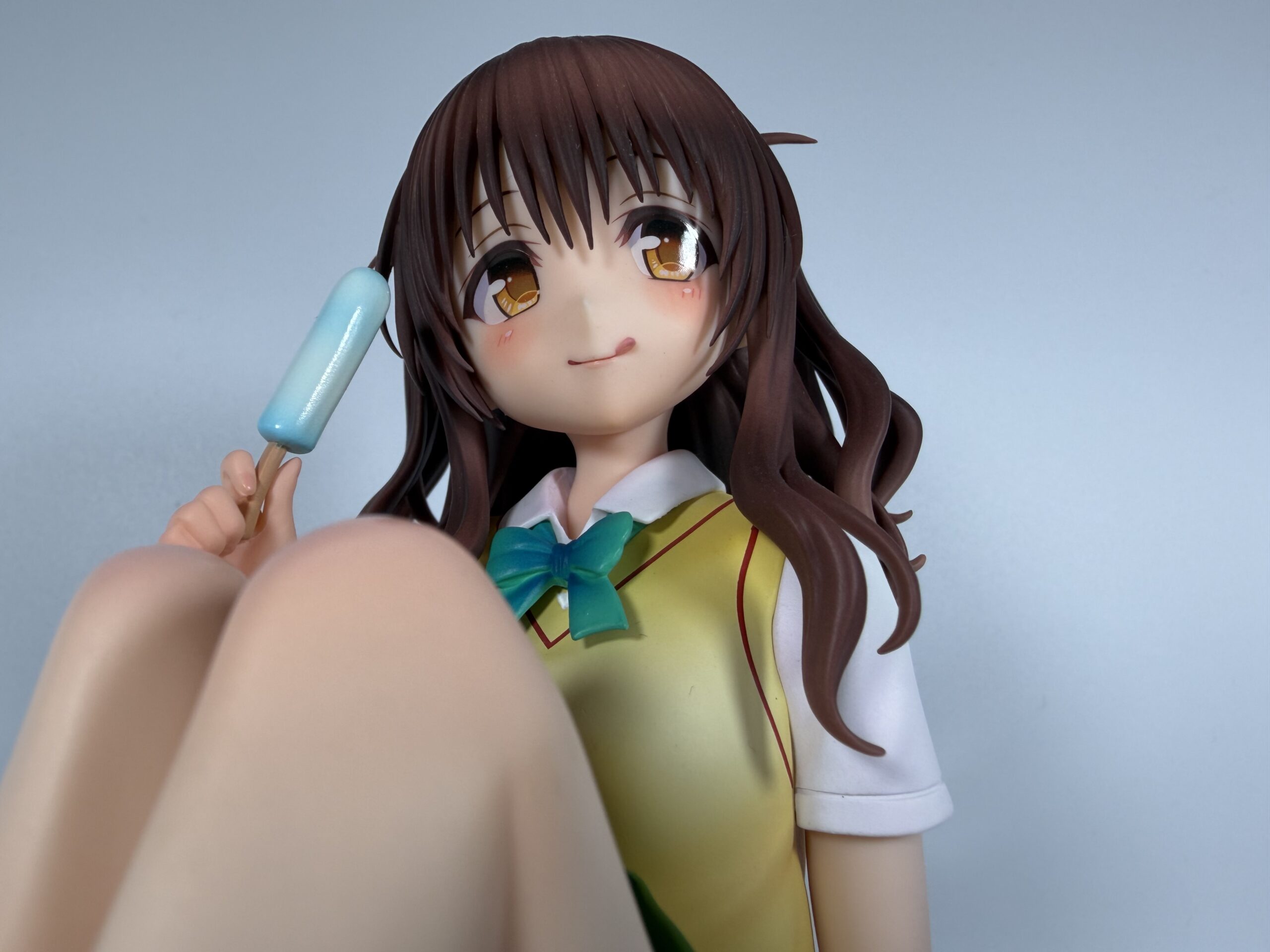 結城美柑 高校生verフォギュアをローアングルで見た写真