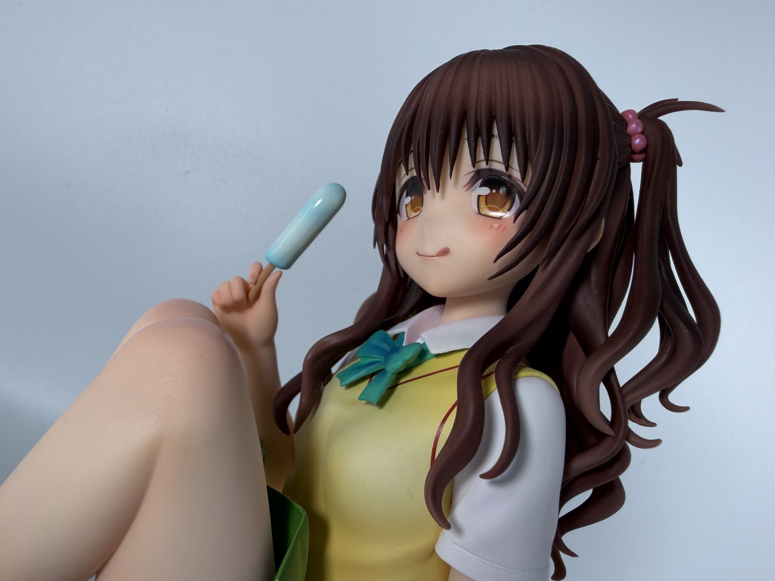 結城美柑 高校生verフォギュアの斜めローアングル写真