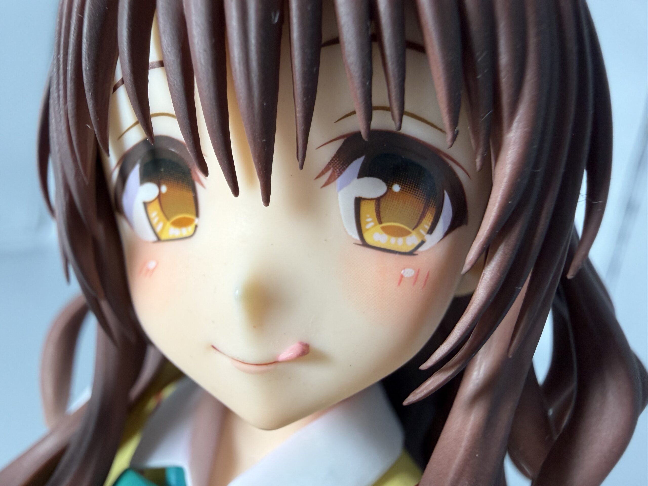 結城美柑 高校生verフォギュアの舌をぺろっと出している写真