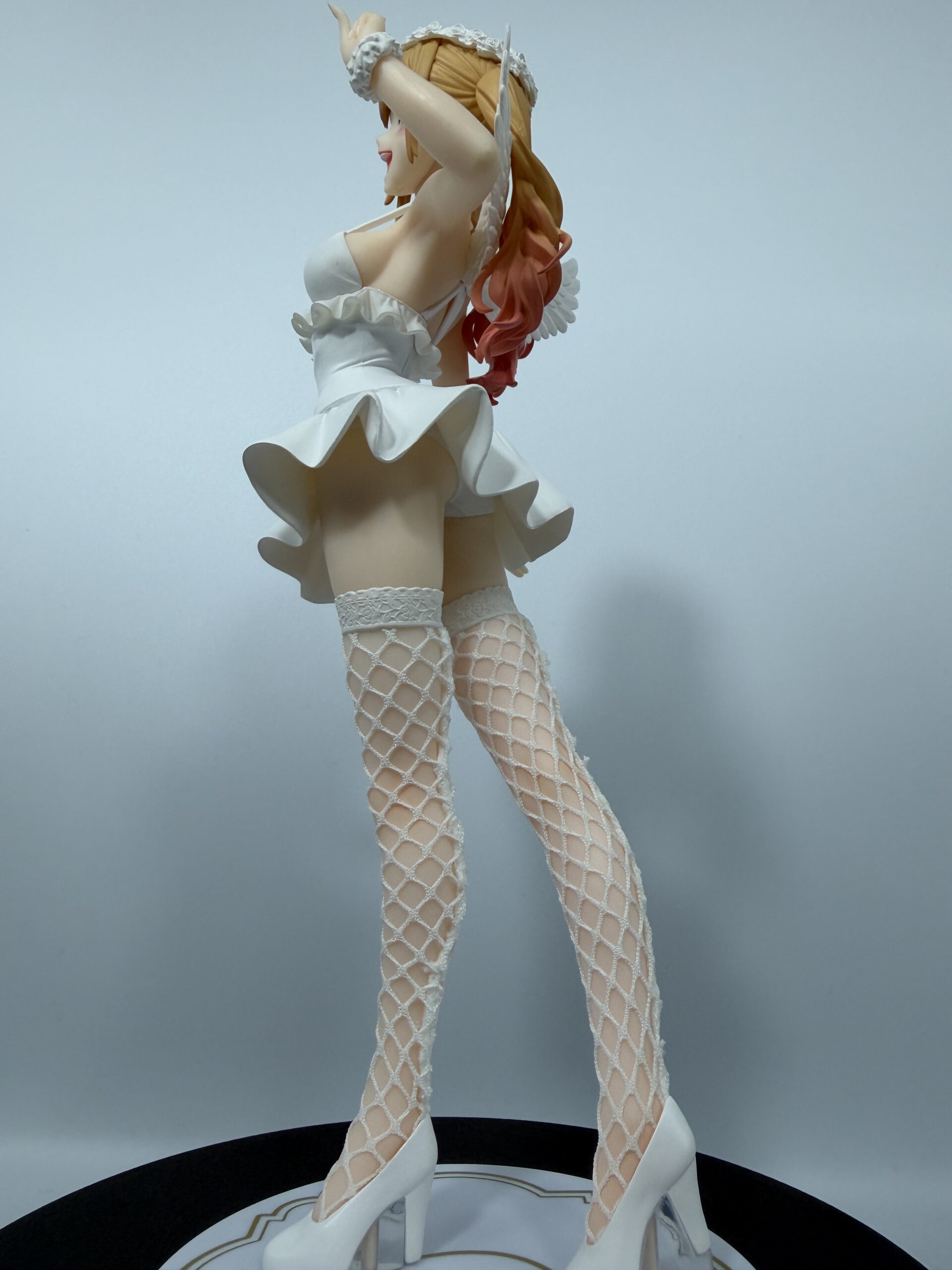 Furyu 喜多川海夢フィギュアのローアングルショット（右側）