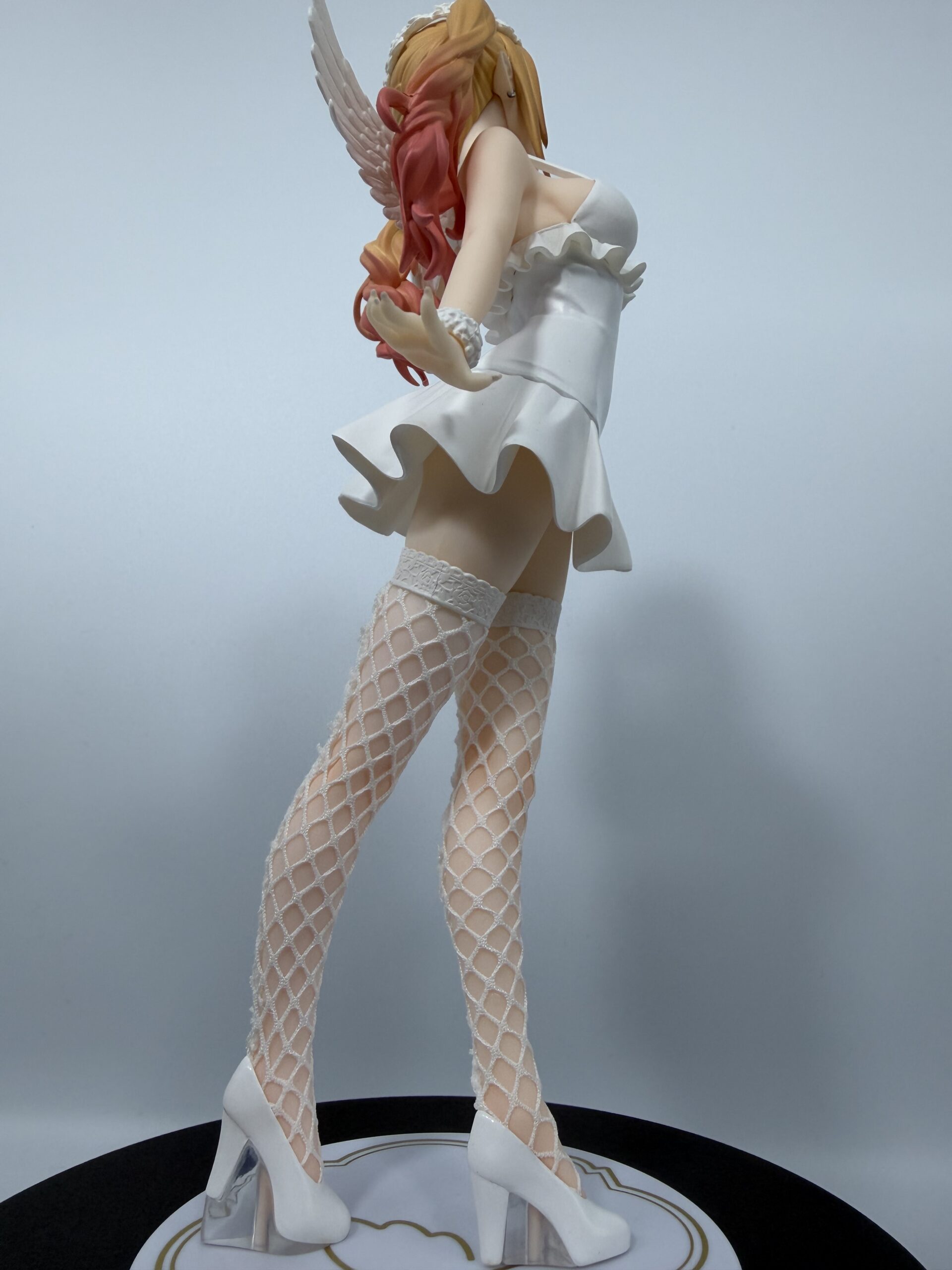 Furyu 喜多川海夢フィギュアのローアングルショット（左側）