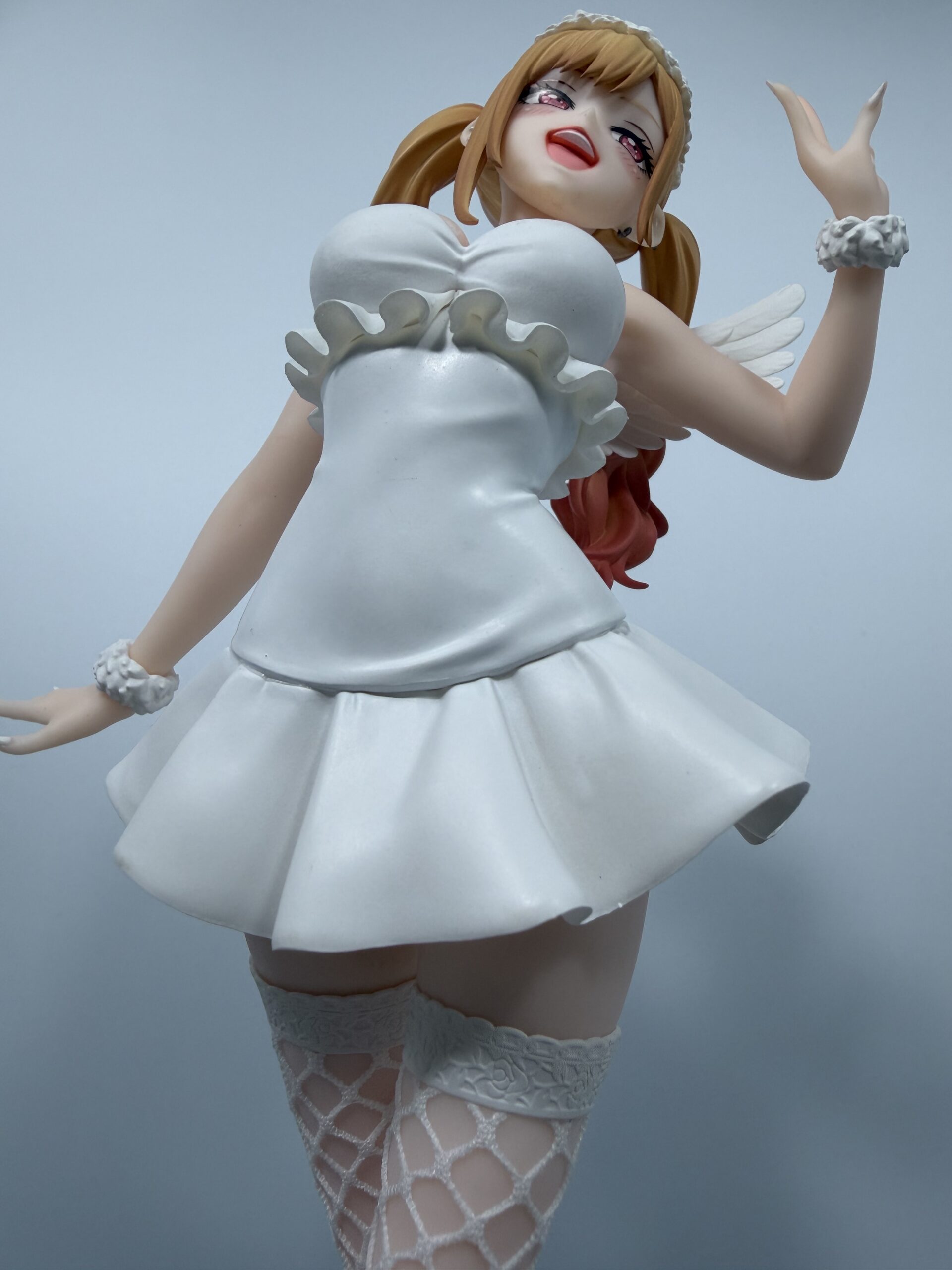 Furyu 喜多川海夢フィギュアの膝上からローアングル