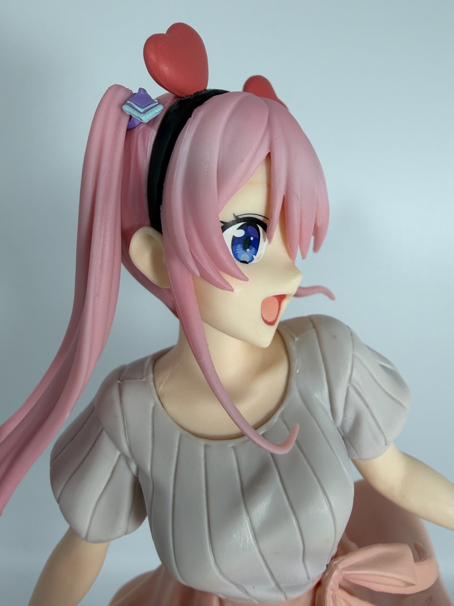 フリュー 紫雲寺謳華フィギュアのバストアップ（左側）