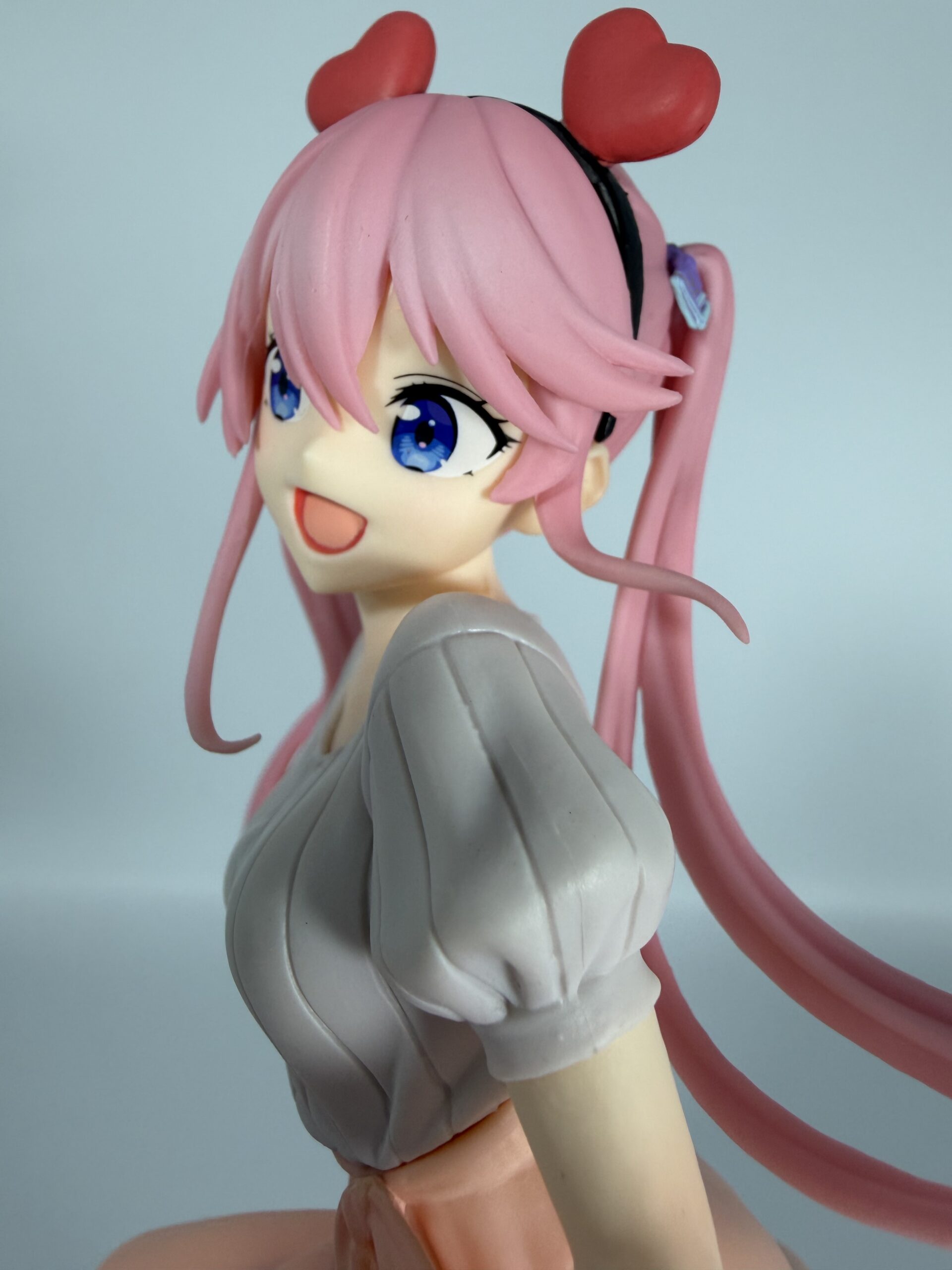 フリュー 紫雲寺謳華フィギュアのバストアップ（右側）