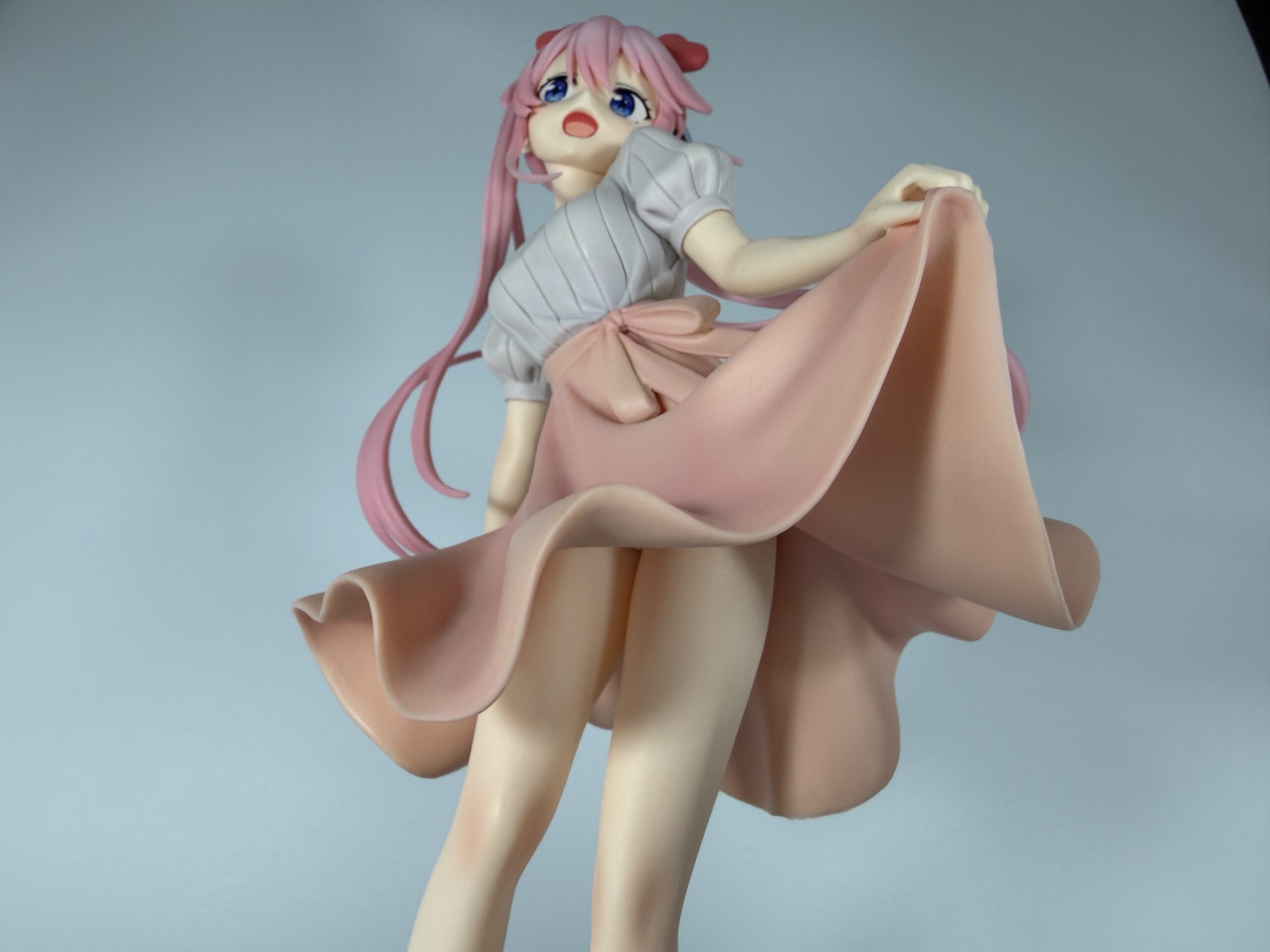 フリュー 紫雲寺謳華フィギュアのローアングル（全体像）