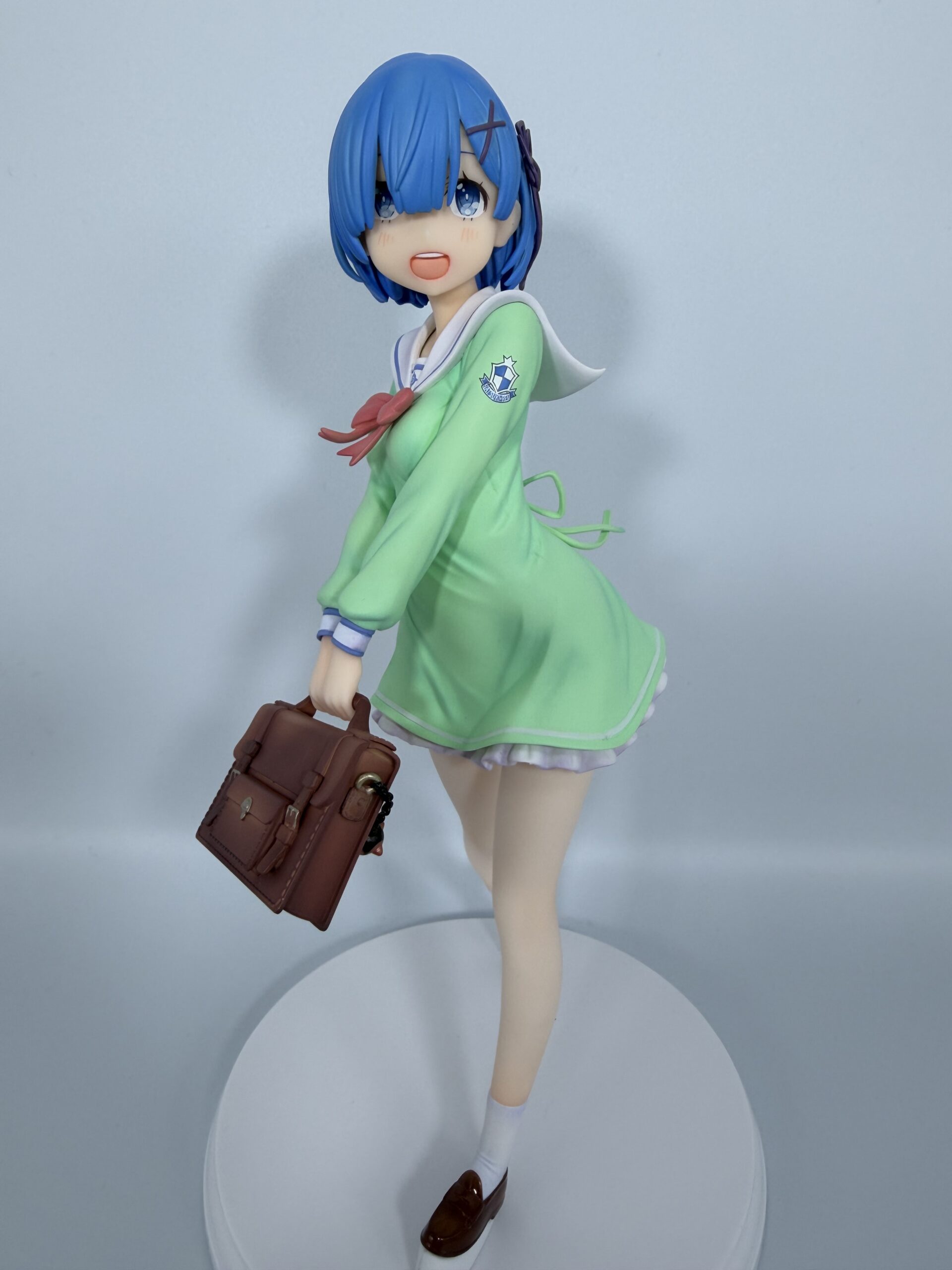 グッドスマイルカンパニー レム学生服verフィギュアの全体像（正面）
