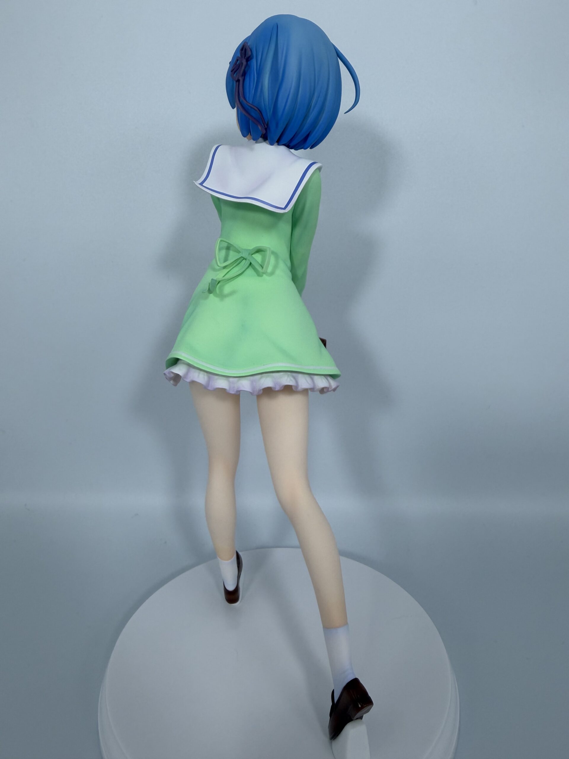 グッドスマイルカンパニー レム学生服verフィギュアの全体像（背面）
