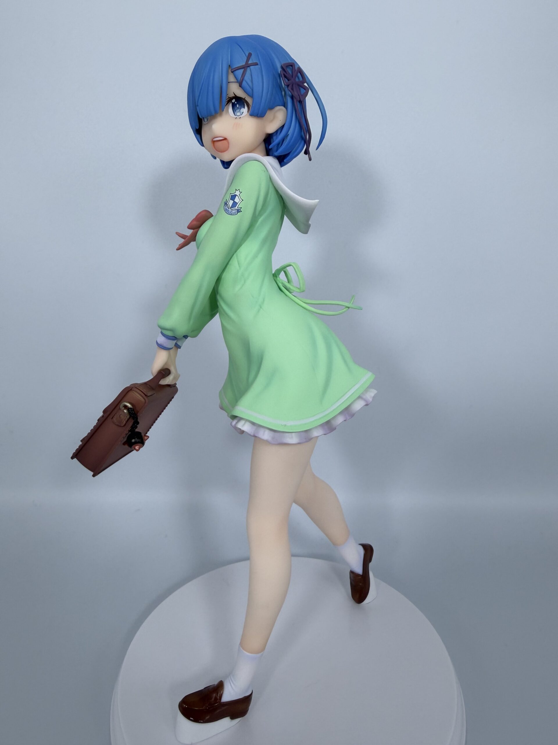 グッドスマイルカンパニー レム学生服verフィギュアの全体像（右斜め前）