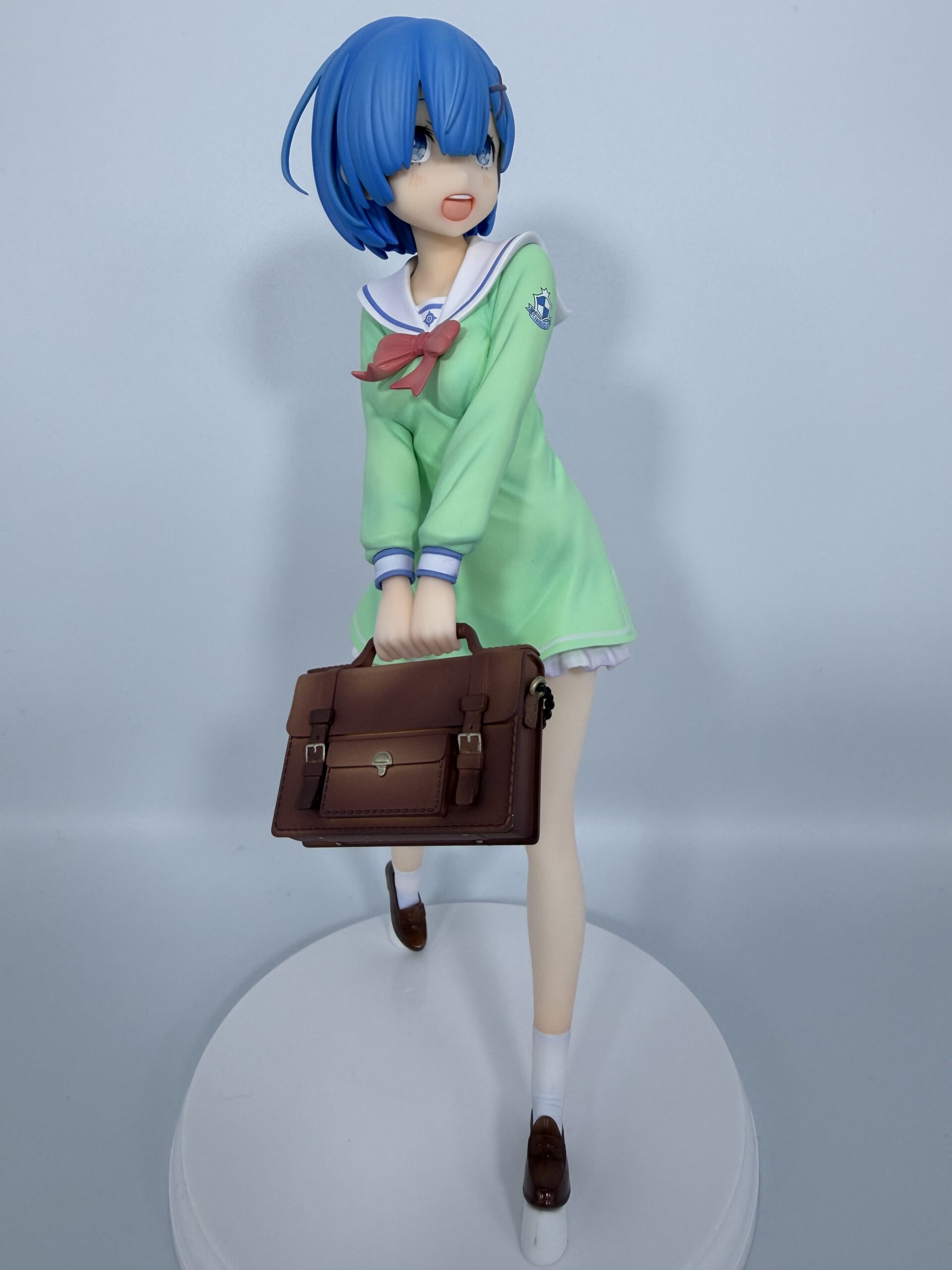 グッドスマイルカンパニー レム学生服verフィギュアの全体像（左斜め前）
