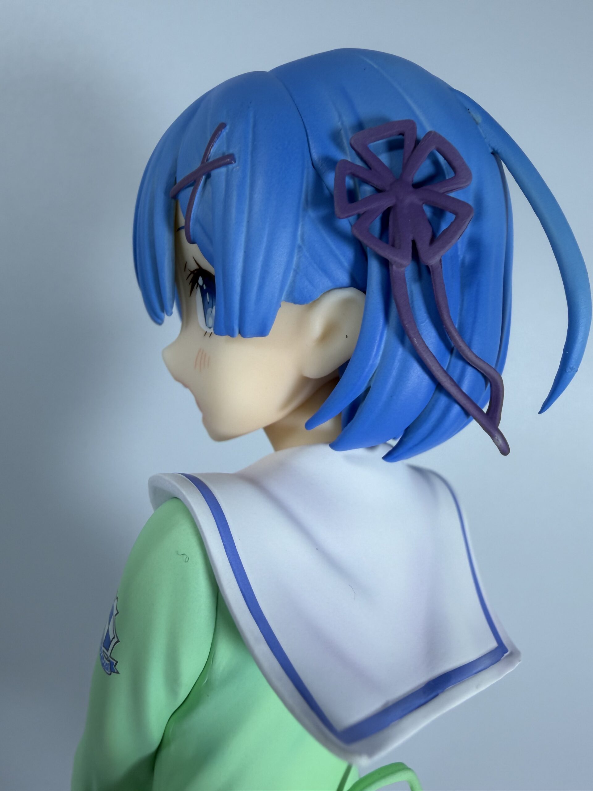 グッドスマイルカンパニー レム学生服verフィギュアのバストアップ（右側）