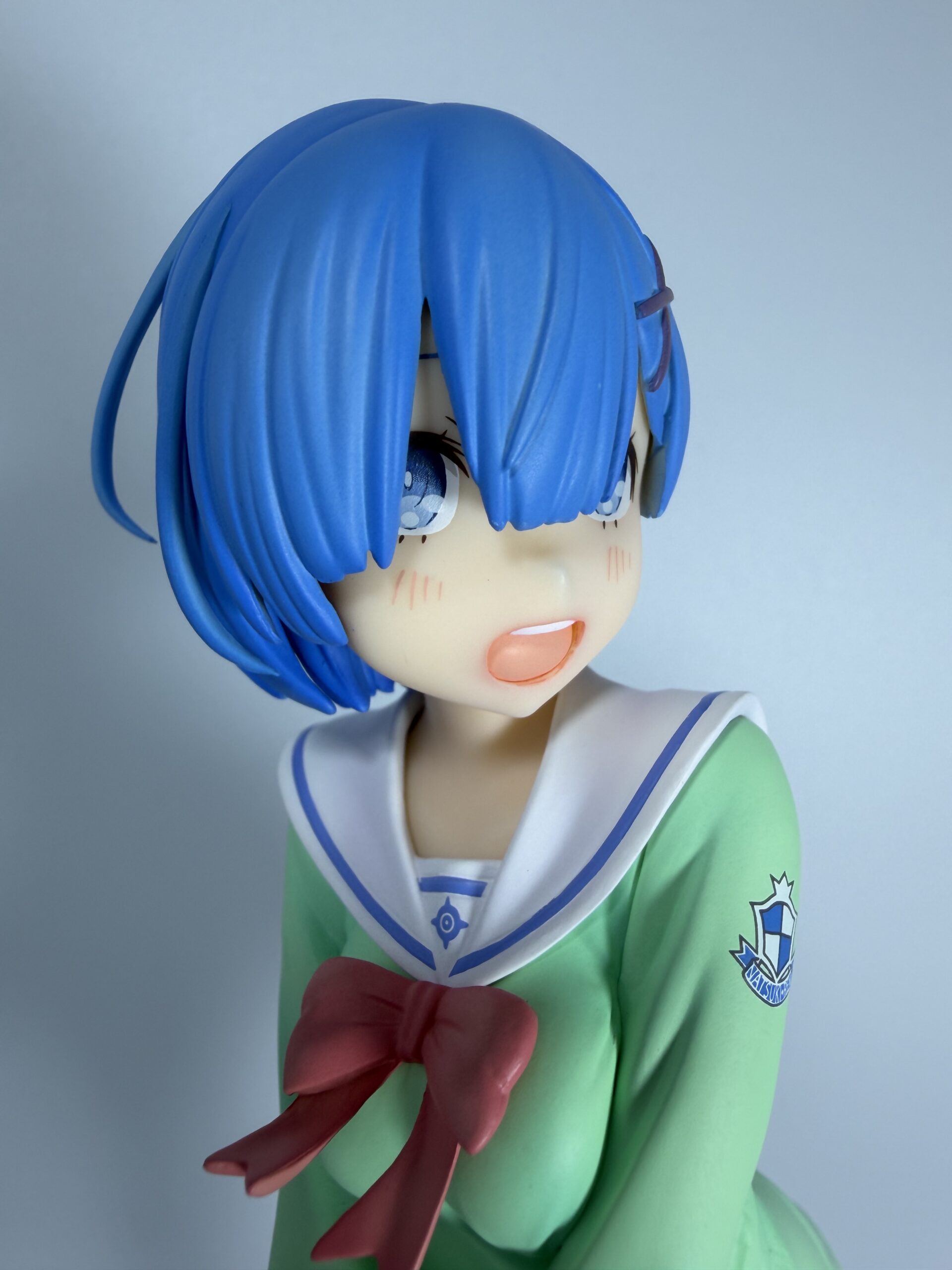 グッドスマイルカンパニー レム学生服verフィギュアのバストアップ（左斜め前）