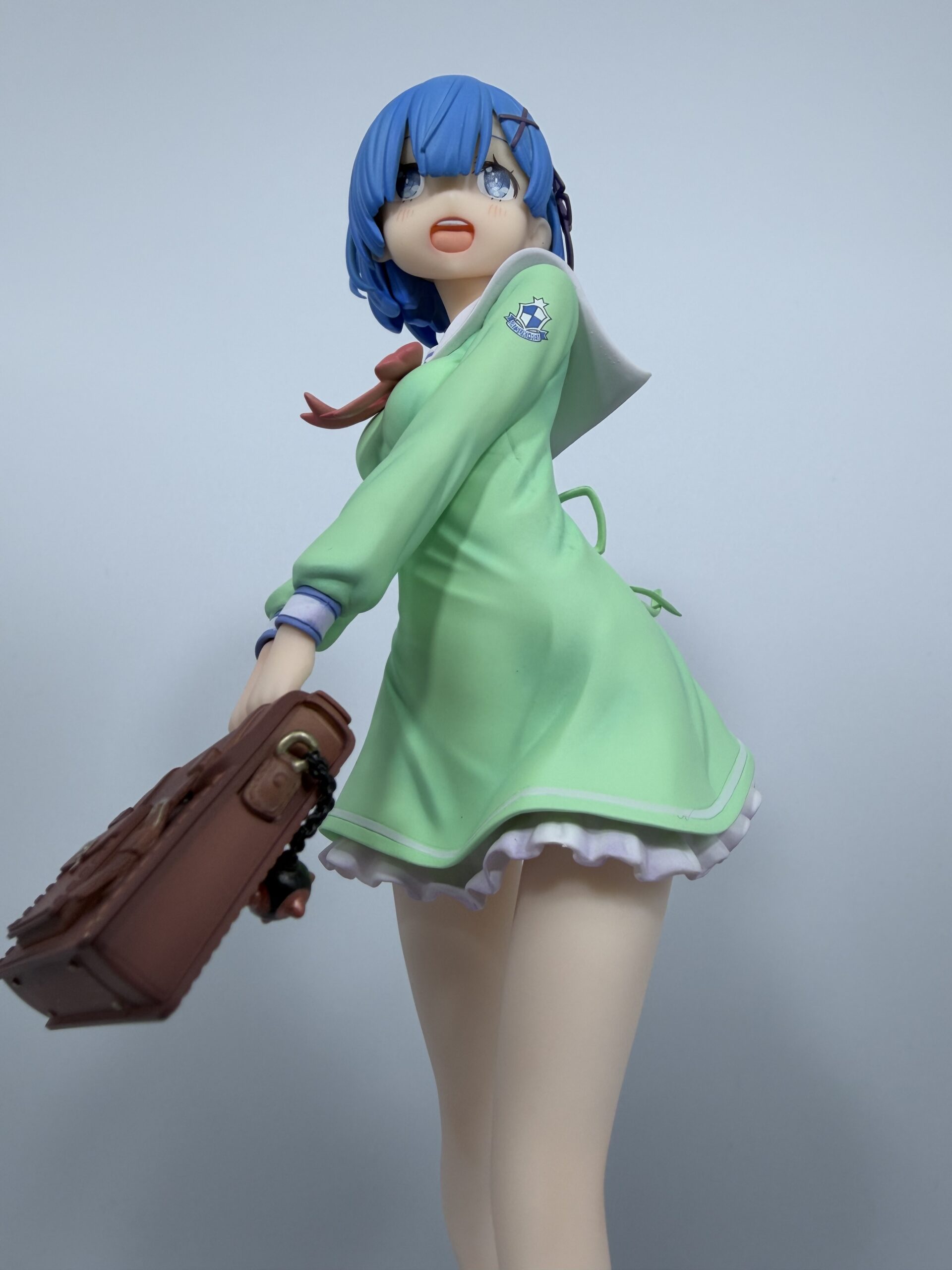 グッドスマイルカンパニー レム学生服verフィギュアのローアングルショット（膝上）