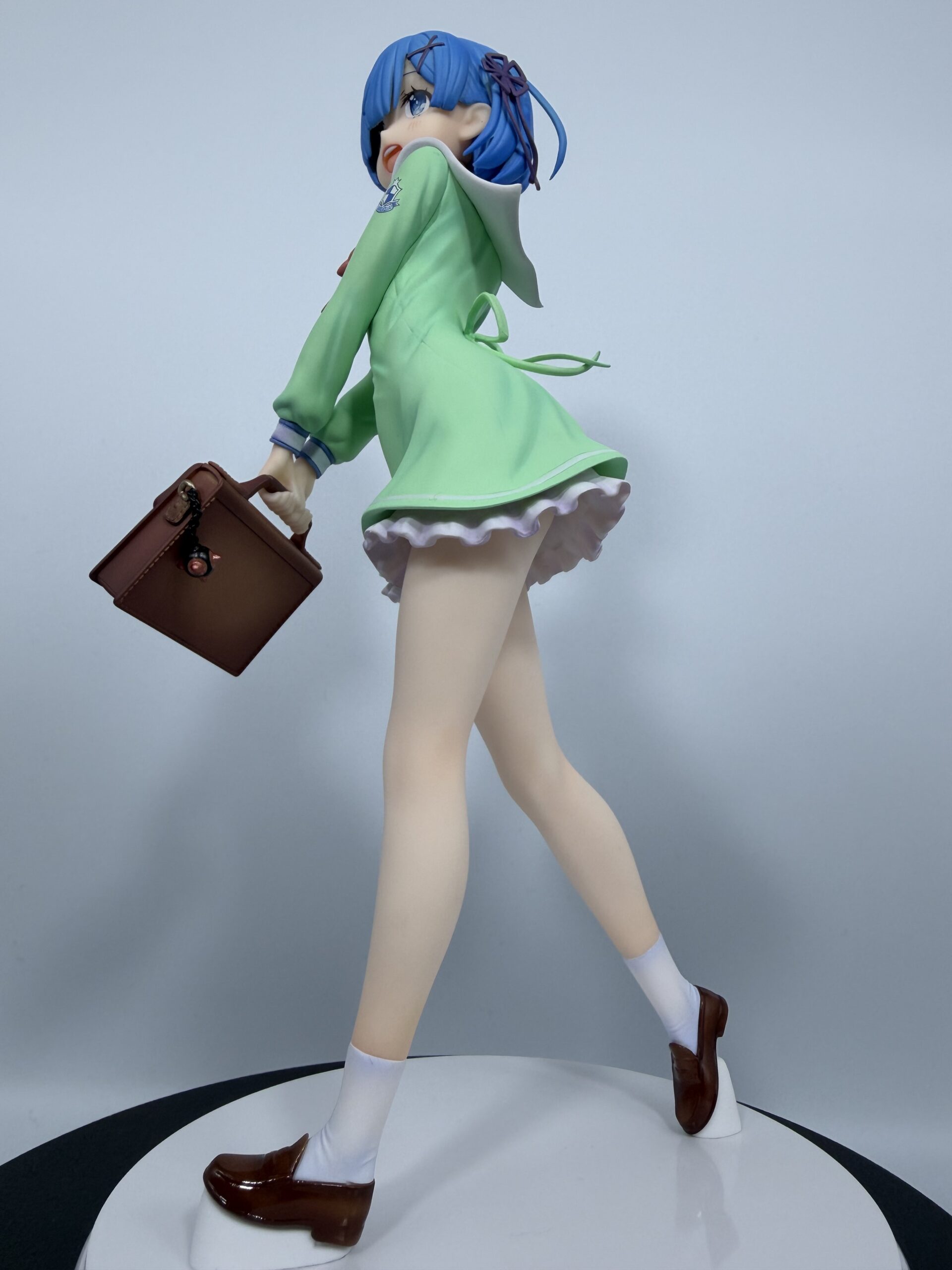 グッドスマイルカンパニー レム学生服verフィギュアのローアングルショット（右側から全体像）