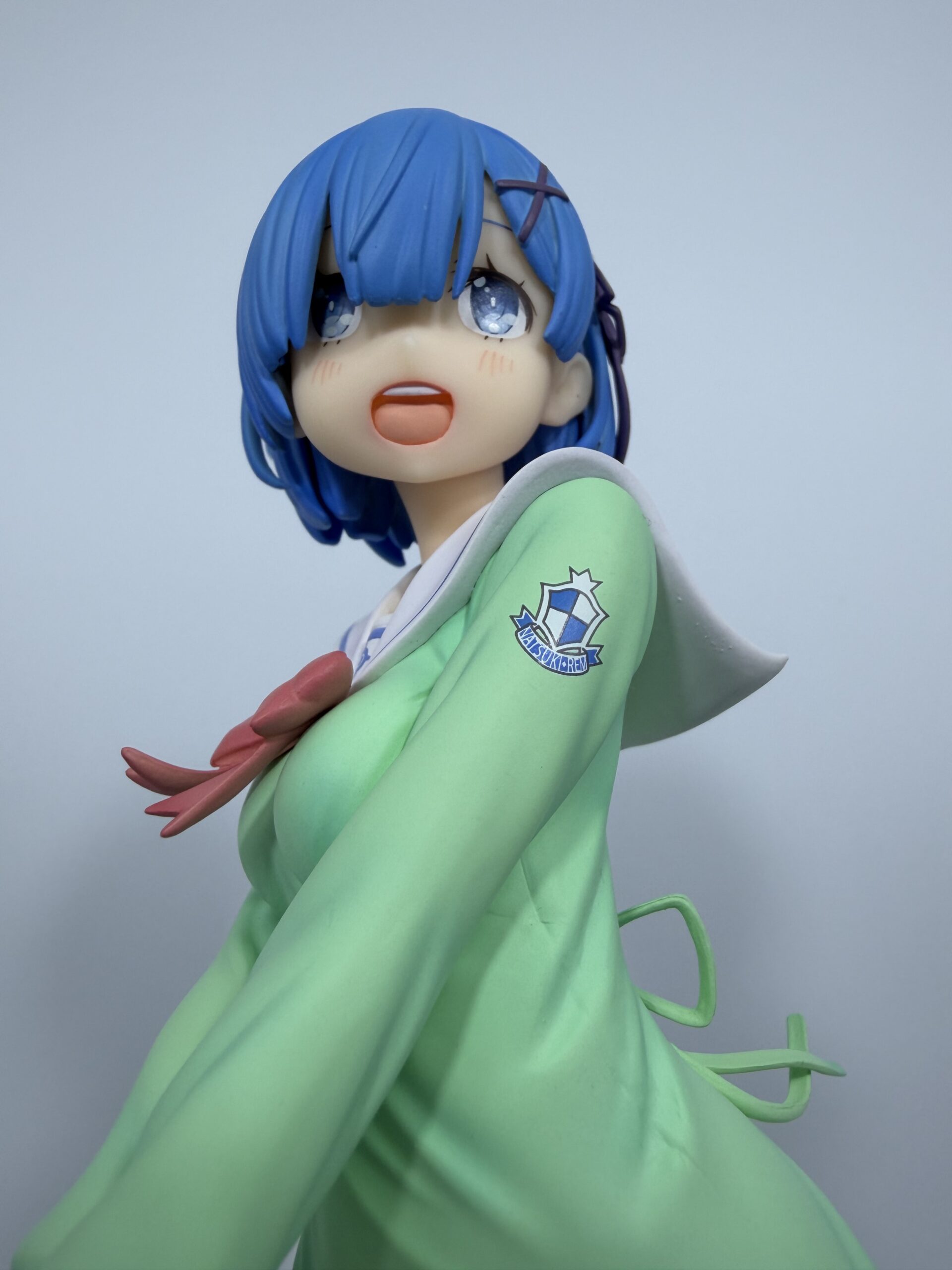 グッドスマイルカンパニー レム学生服verフィギュアのローアングルショット（バストアップ）