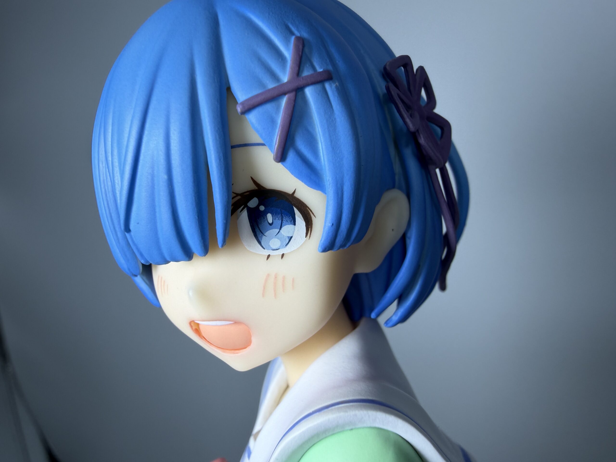 グッドスマイルカンパニー レム学生服verフィギュアのアップショット（右斜め前）