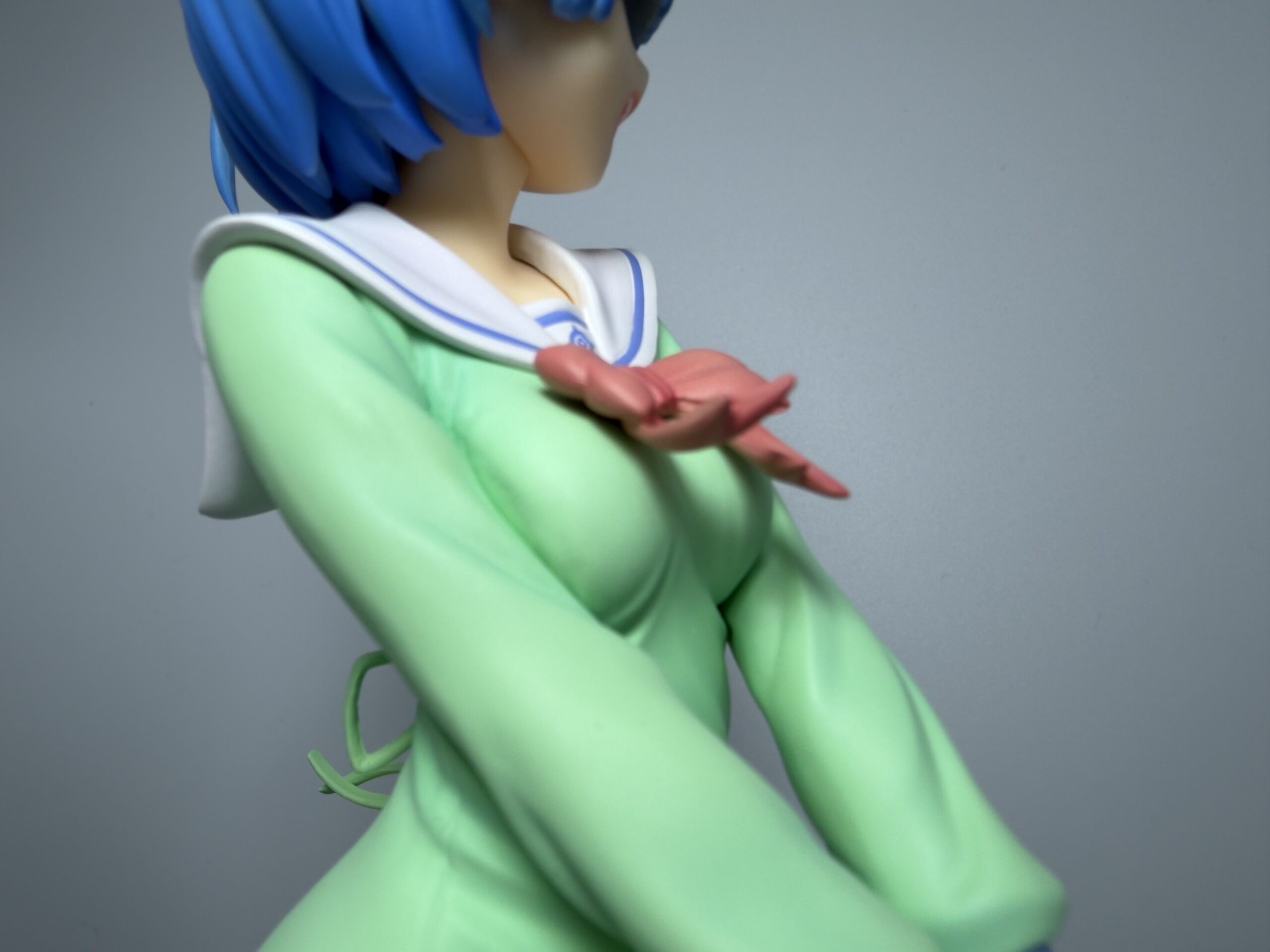 グッドスマイルカンパニー レム学生服verフィギュアの横から見た胸元
