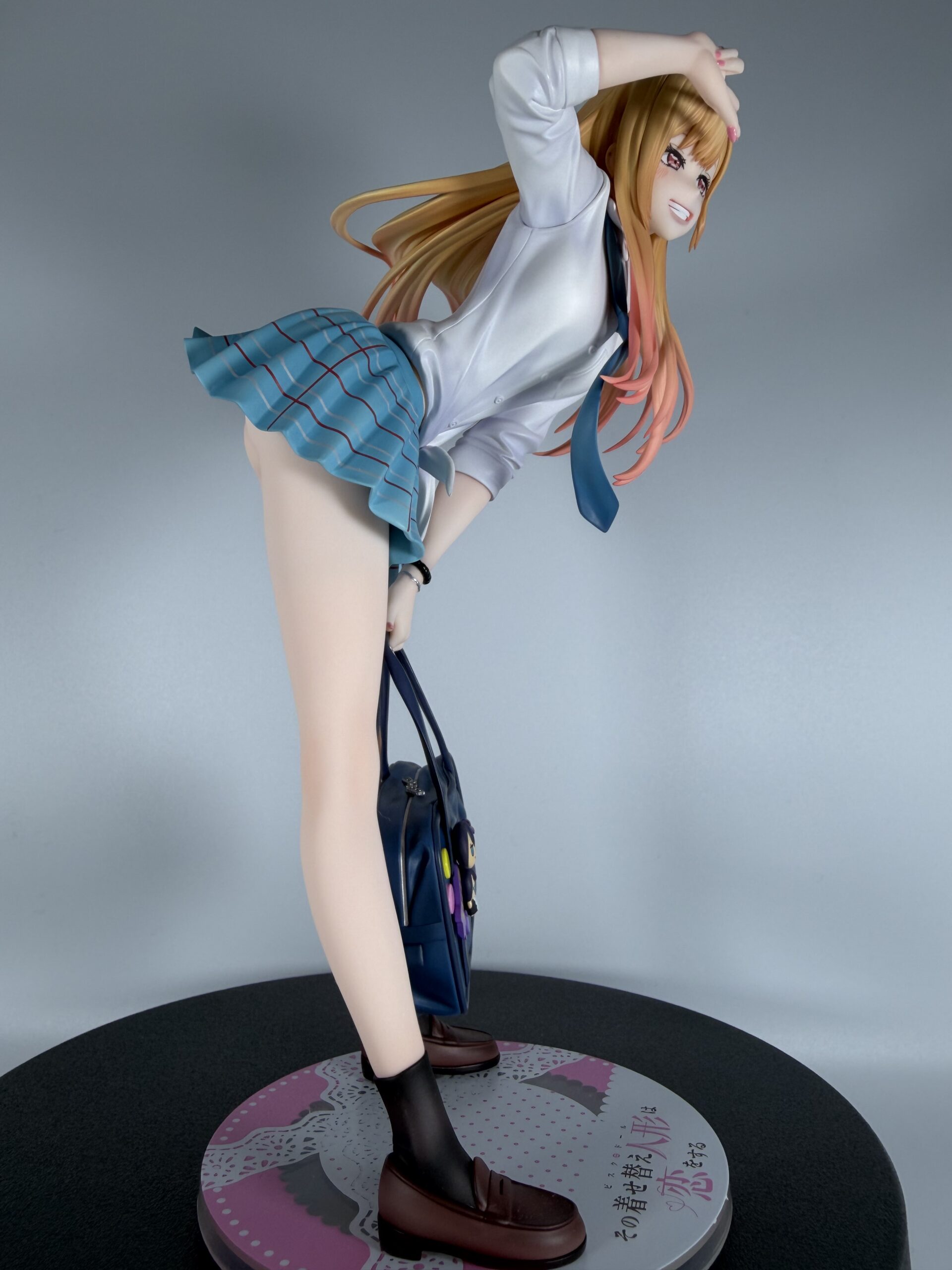 アニプレックス 喜多川海夢1/7スケールフィギュアのローアングルショット（全体像左側）