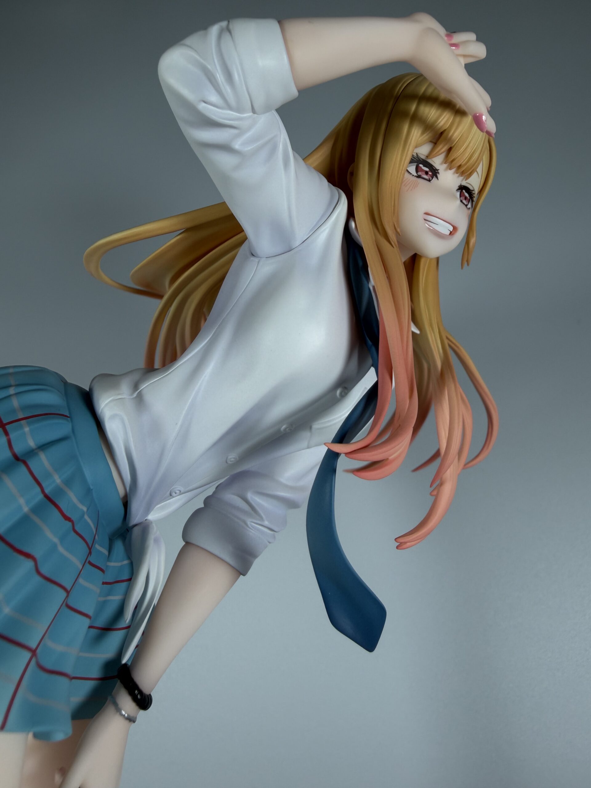 アニプレックス 喜多川海夢1/7スケールフィギュアのローアングルショット（バストアップ左側）