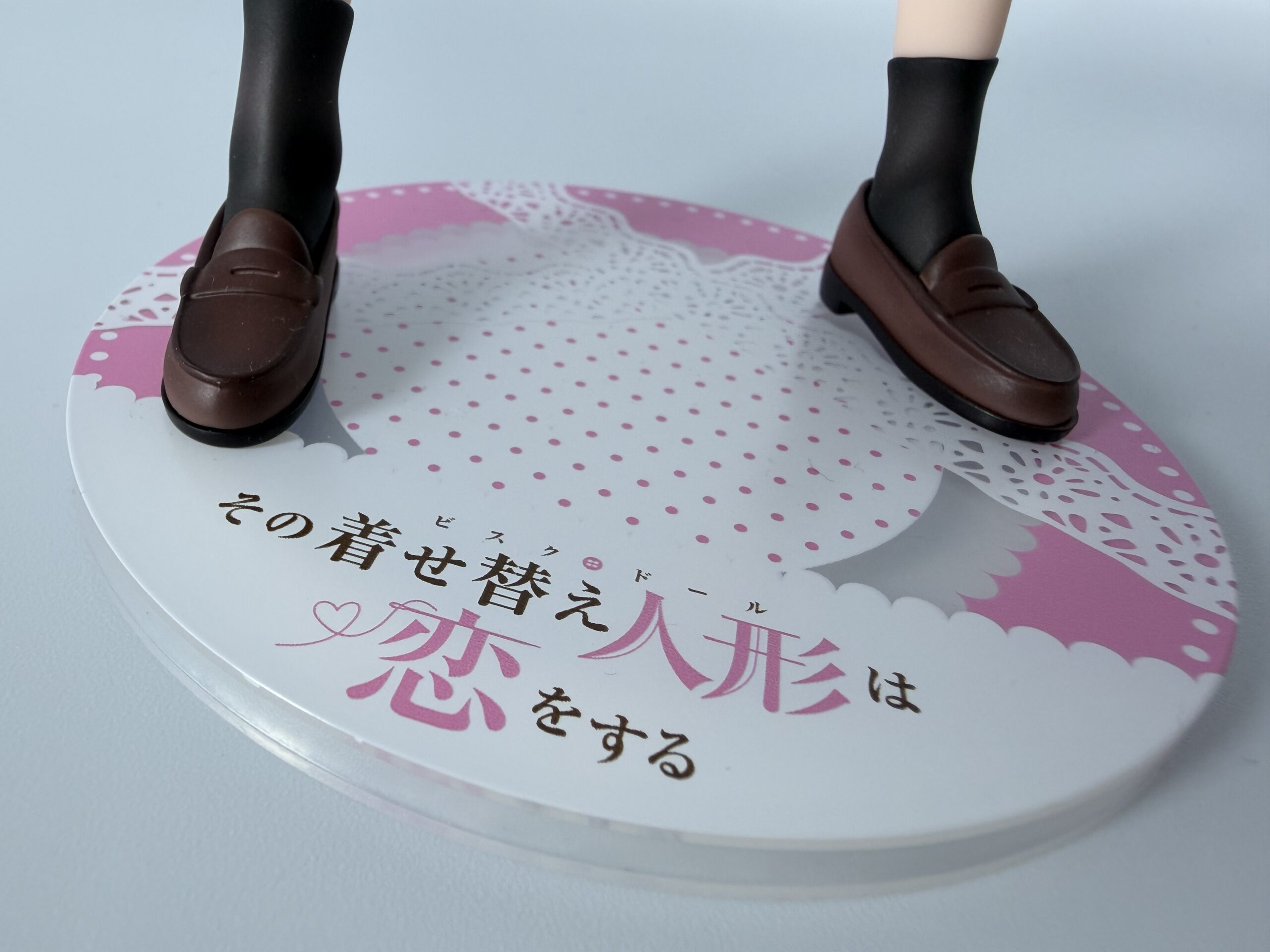 アニプレックス 喜多川海夢1/7スケールフィギュアの足元と台座