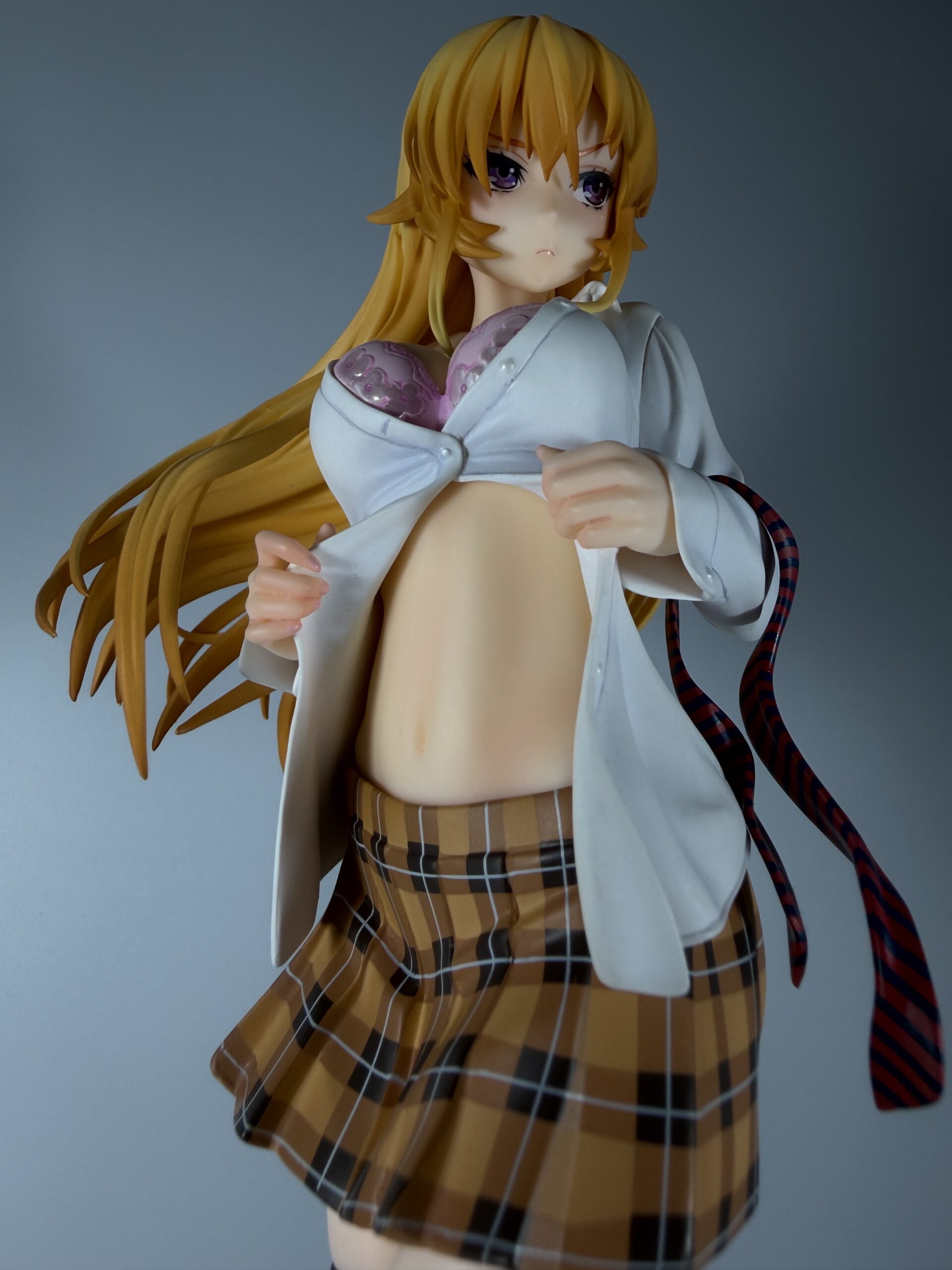 グッドスマイルカンパニー 薙切えりな ノンスケールフィギュアのローアングルショット（斜めからバストアップ）