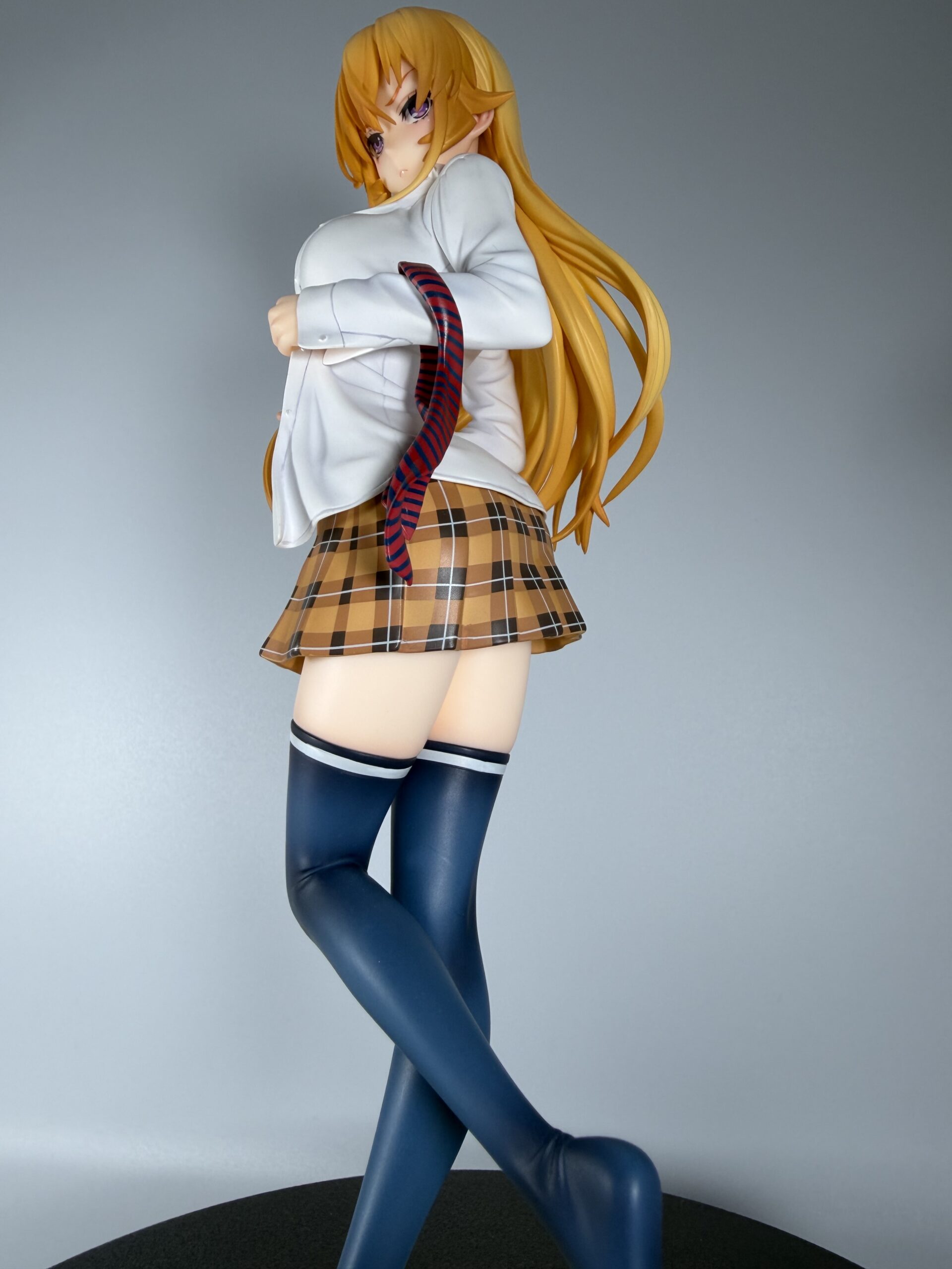 グッドスマイルカンパニー 薙切えりな ノンスケールフィギュアのローアングルショット（右斜めからの全体像）