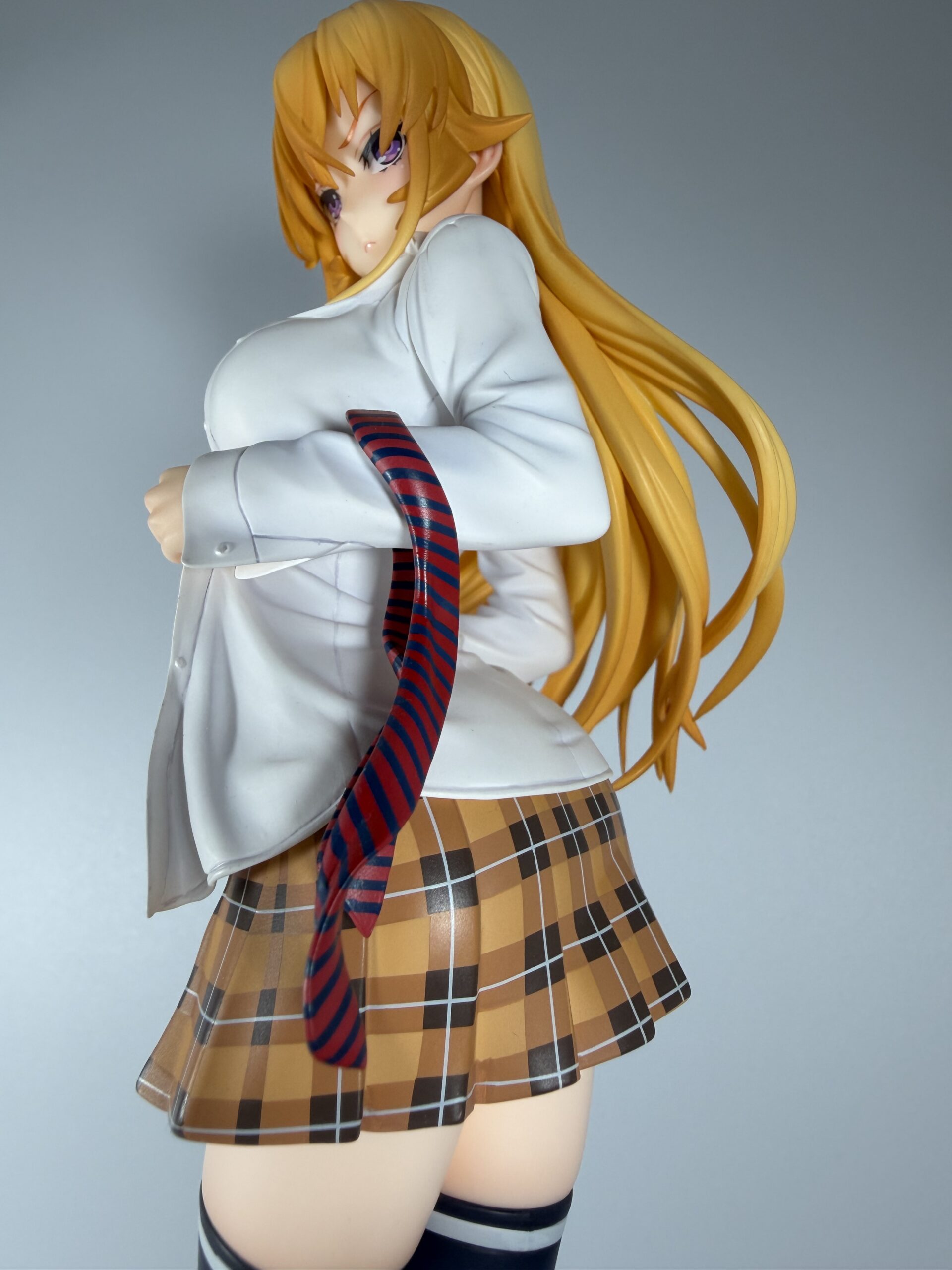 グッドスマイルカンパニー 薙切えりな ノンスケールフィギュアのローアングルバストアップショット（右斜め前）