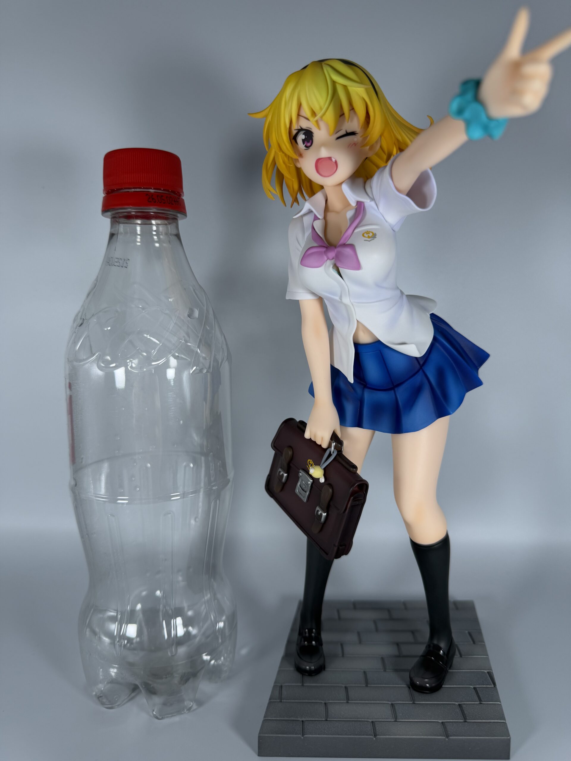 Miyuki 北条沙都子 高校生ver フィギュアの本体と500mlペットボトル