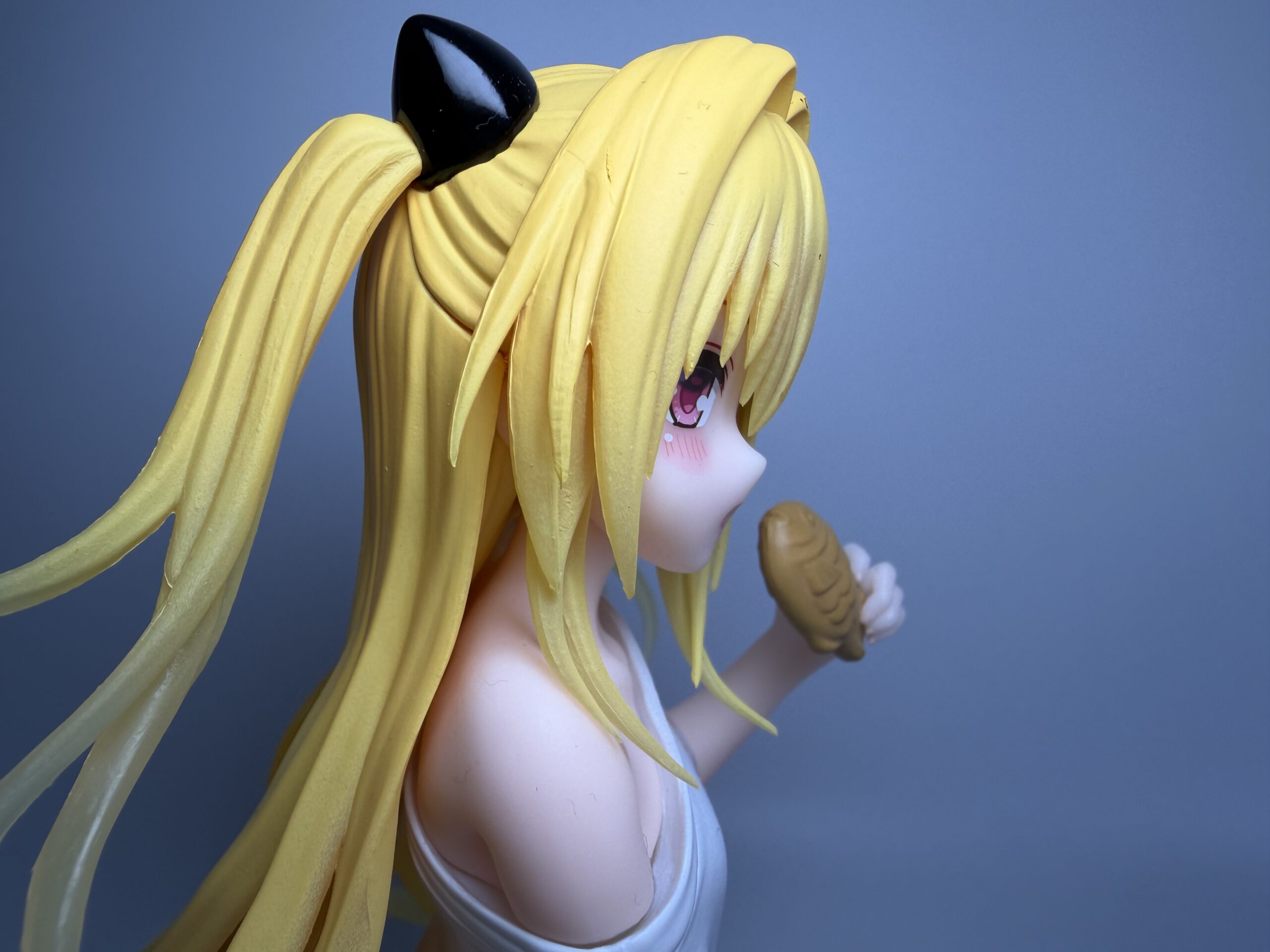 タイトー Desktop cute 金色の闇〜ルームウェアver〜フィギュアのバストアップ（左側）